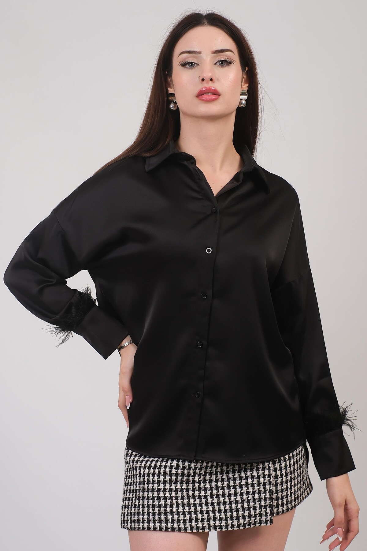 Oversize Model Kolu Tüy Detay Siyah Saten Gömlek