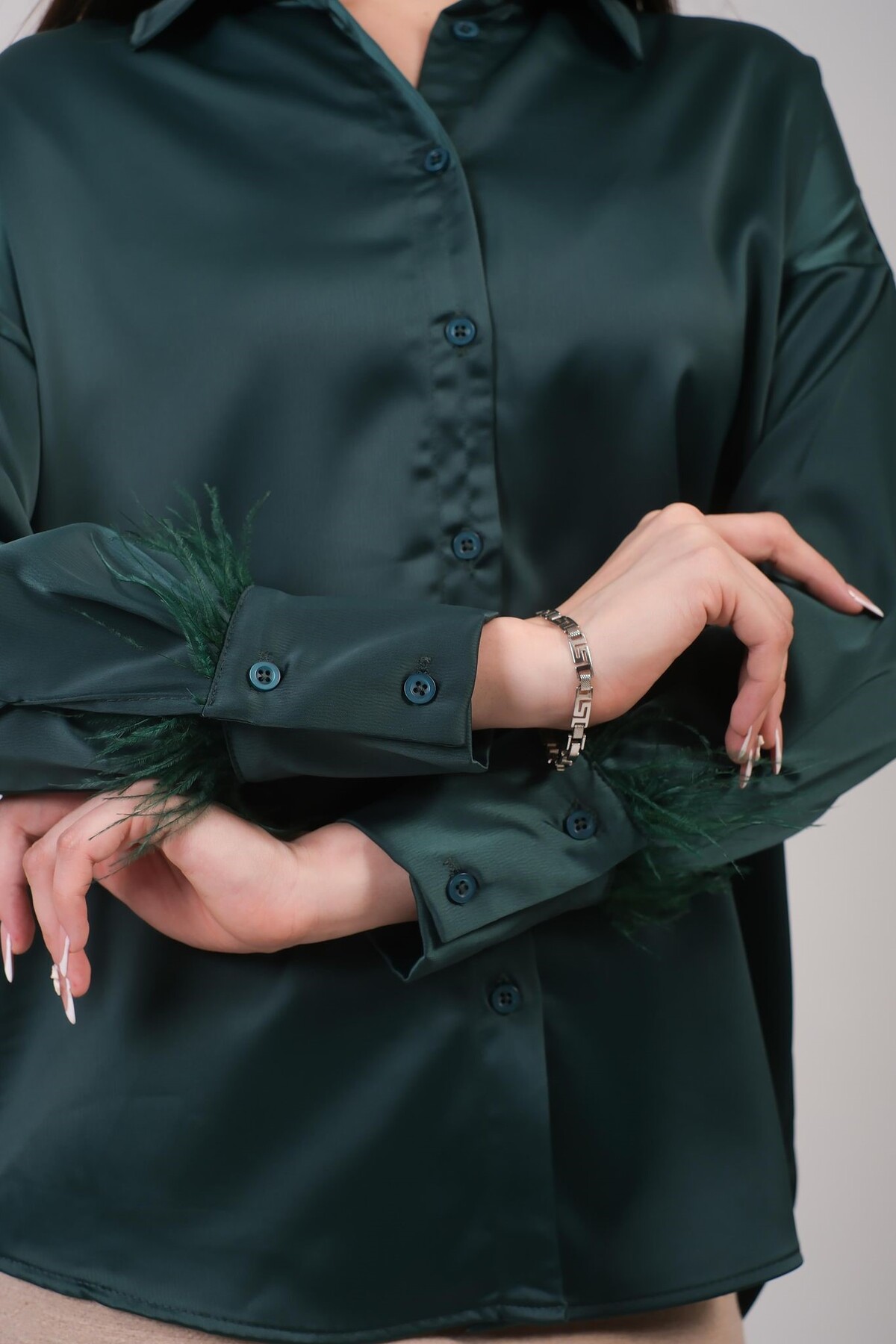 Oversize Model Kolu Tüy Detay Zümrüt Yeşili Saten Gömlek