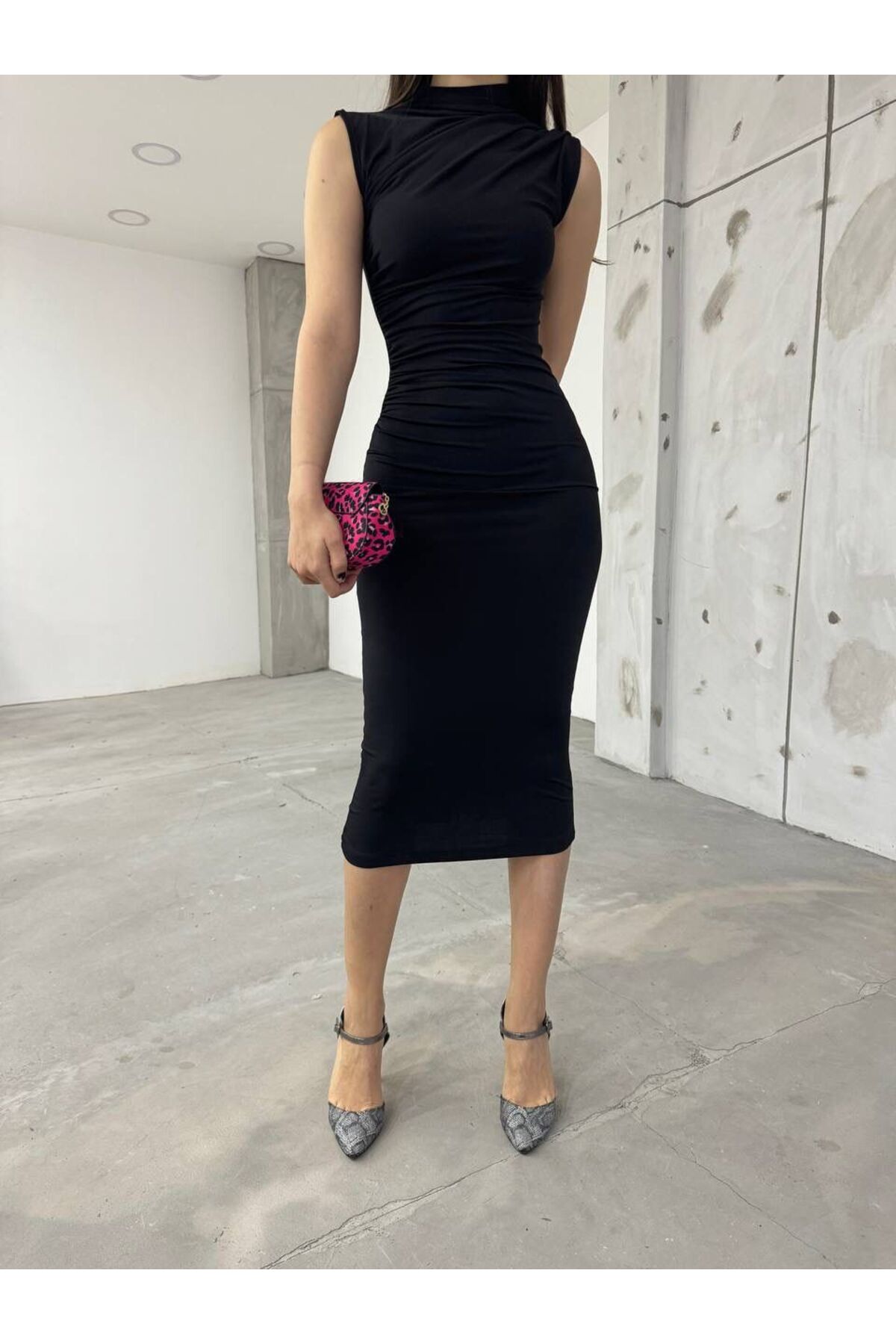 LOOKMEG  Kadın Büzgü/drapeli Sıfır Kol Midi Dar Elbise - Görsel 3