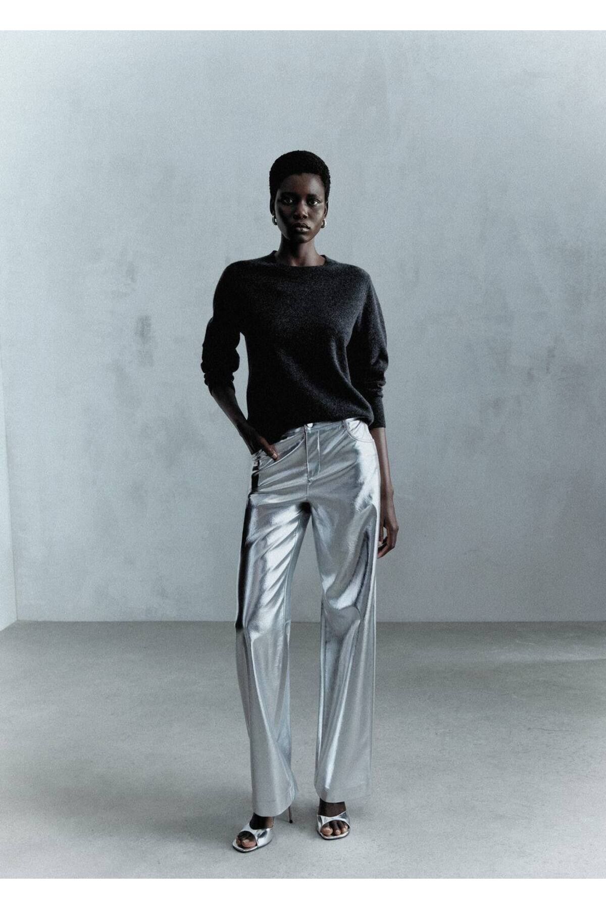 MANGO Woman-Pantaloni metalizat cu aspect de piele 8