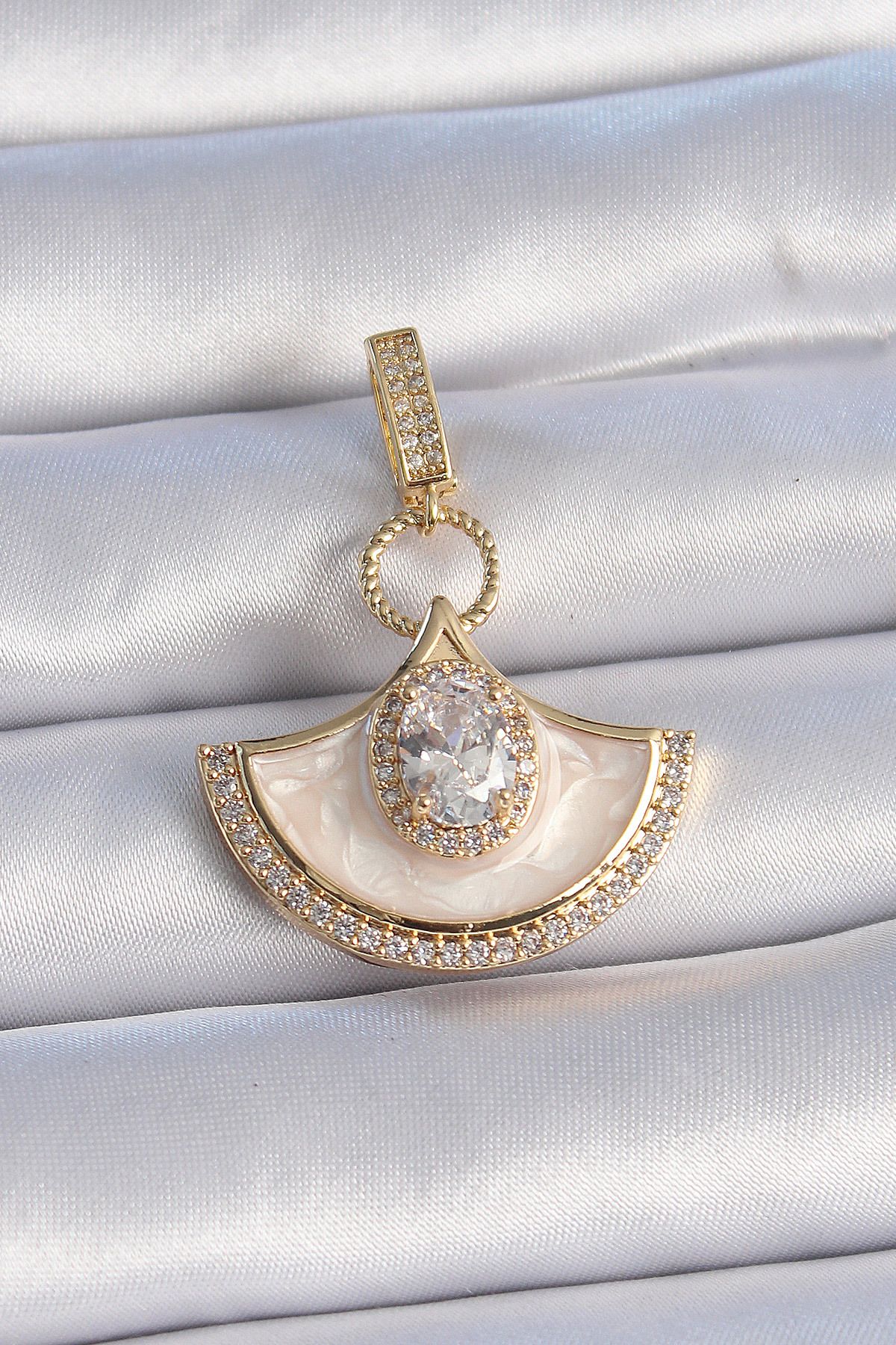 DENİZBİLİŞİM Pirinç Gold Renk Zirkon Taş Detaylı Beyaz Mineli Ajda Charm - Tj-Bc1009