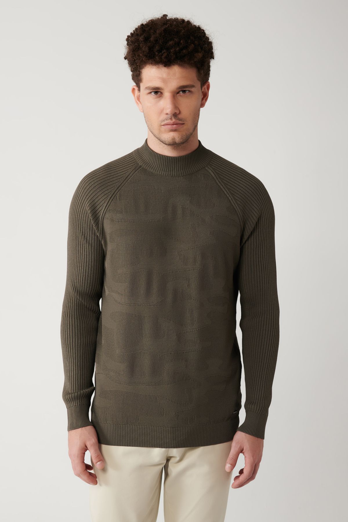 Avva-Khakifarbener Rayon-Strickpullover mit Rundhalsausschnitt und Tarnmuster für Herren A32y5046 3