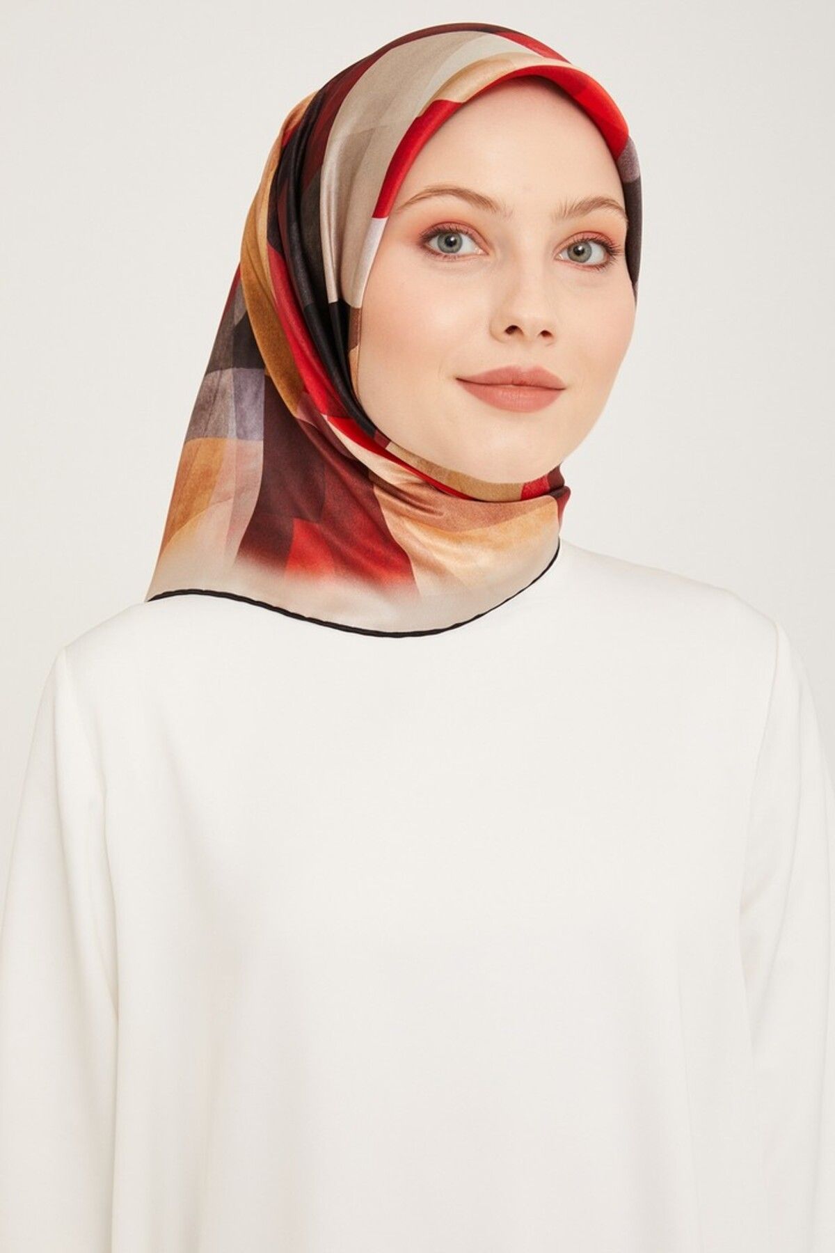 Armine Nostalji Serisi İpek Twill Eşarp 9024D Geometrik Desen KREM-KIRMIZI