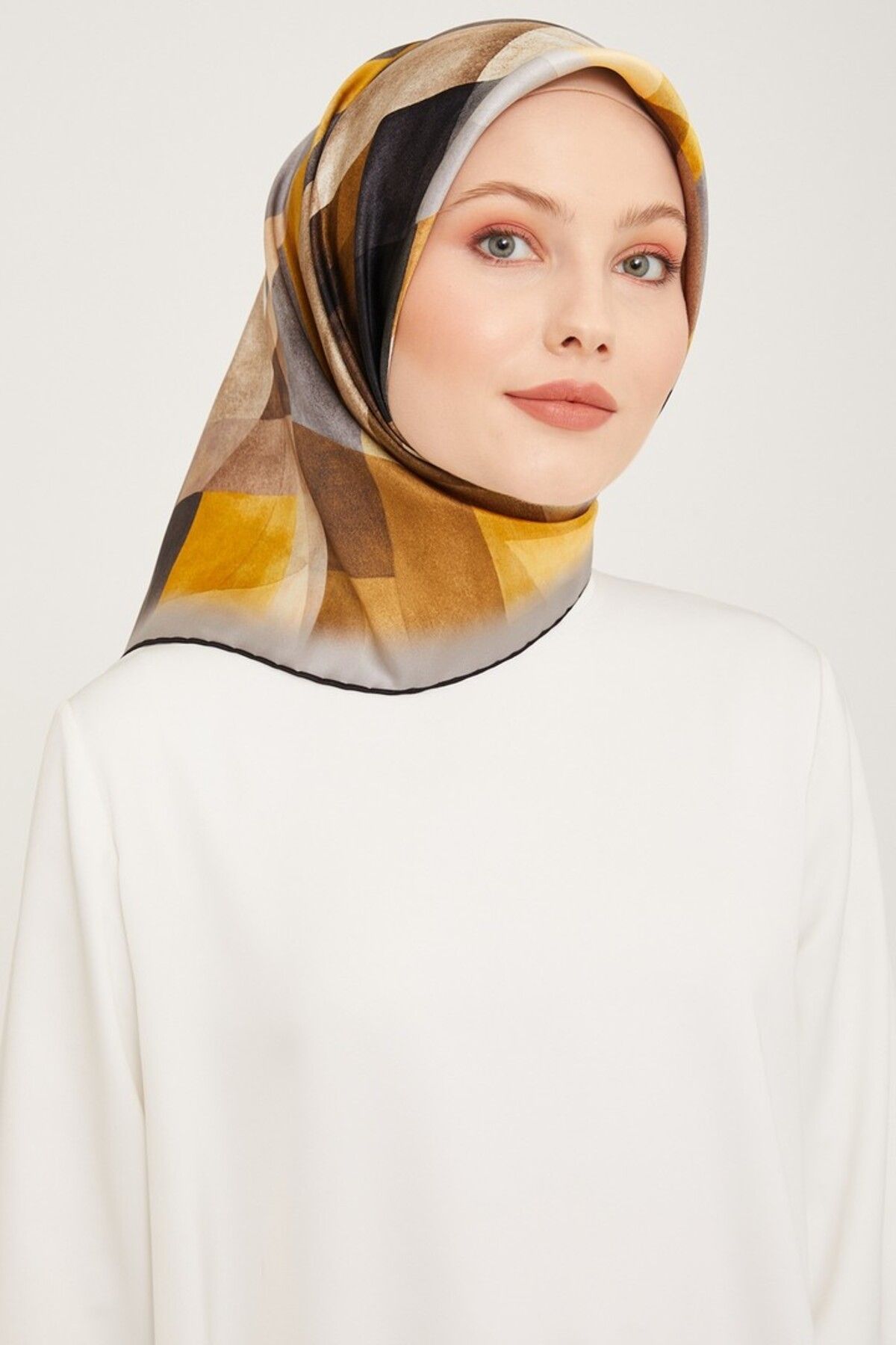 Armine Nostalji Serisi İpek Twill Eşarp 9024D Geometrik Desen GOLD-GRİ