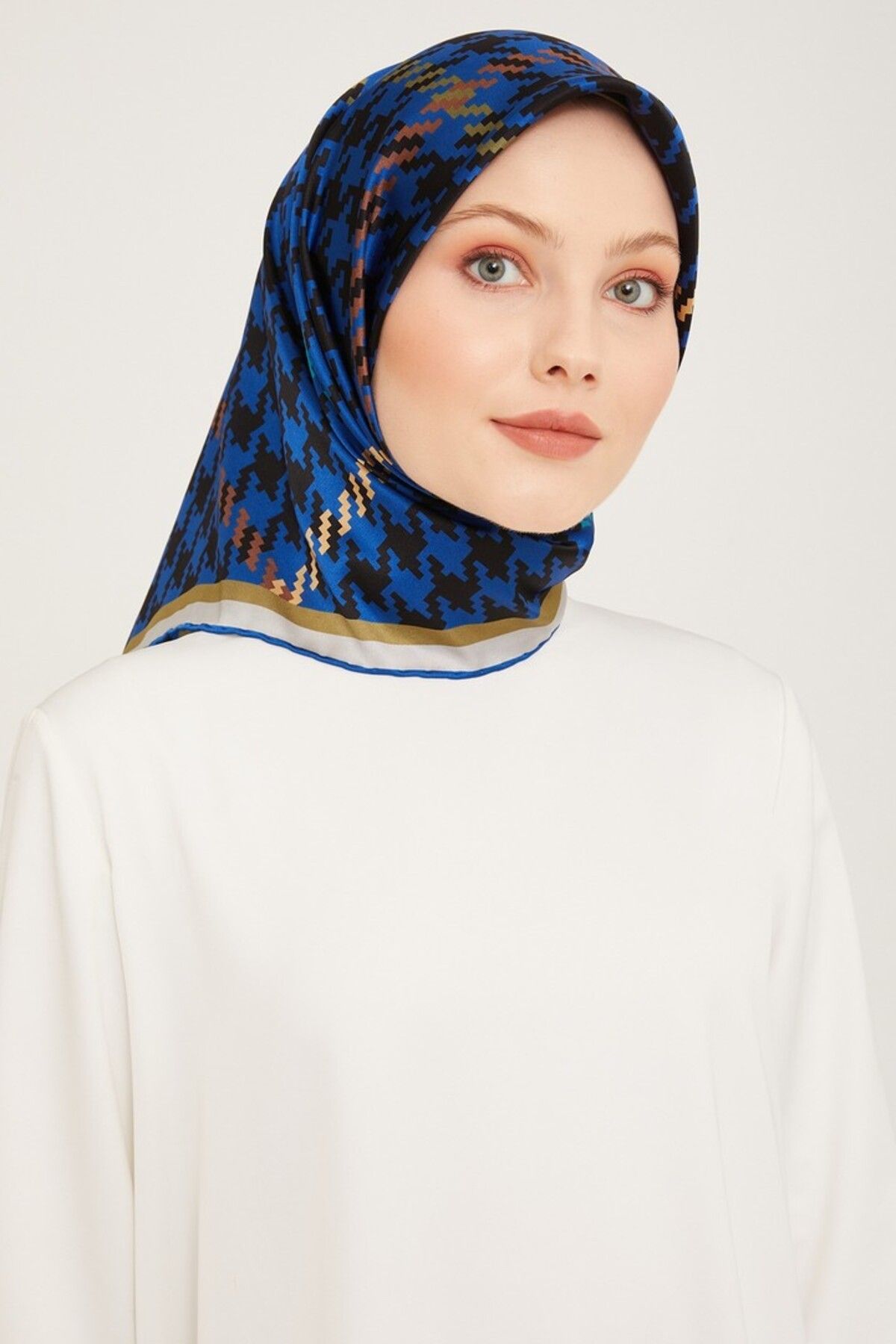 Armine Nostalji Serisi İpek Twill Eşarp 9000D-54 Geometrik Desen SAKS