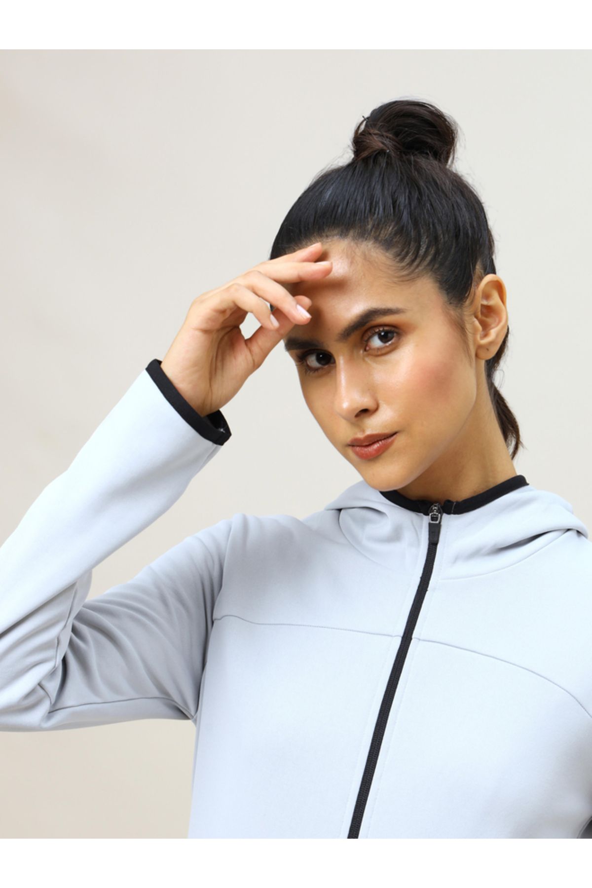 Technosport By Styli-سترة بغطاء رأس وقصة Slim Fit مع جيب بسحاب 3