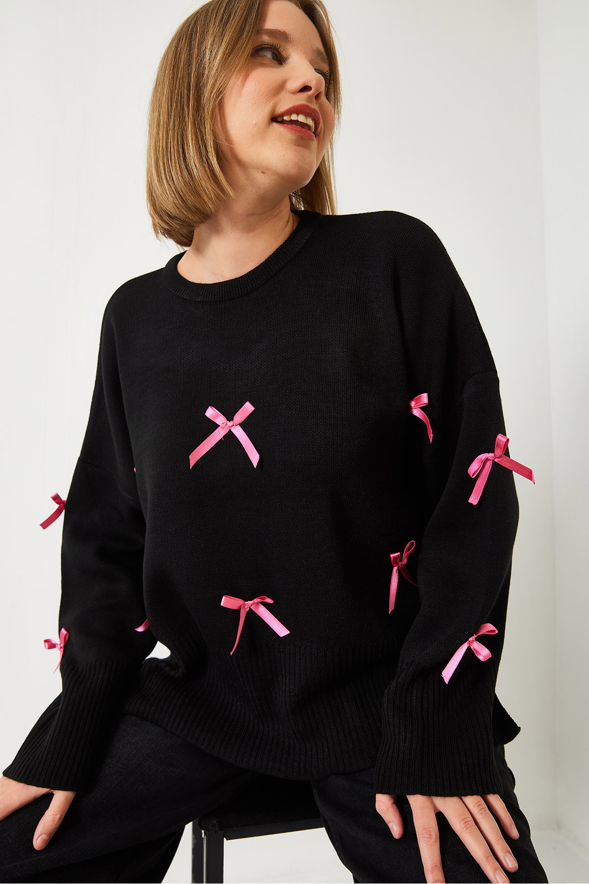 LUCCI Patterned Acrylic Crew Neck Sweater with Bow Detail 2