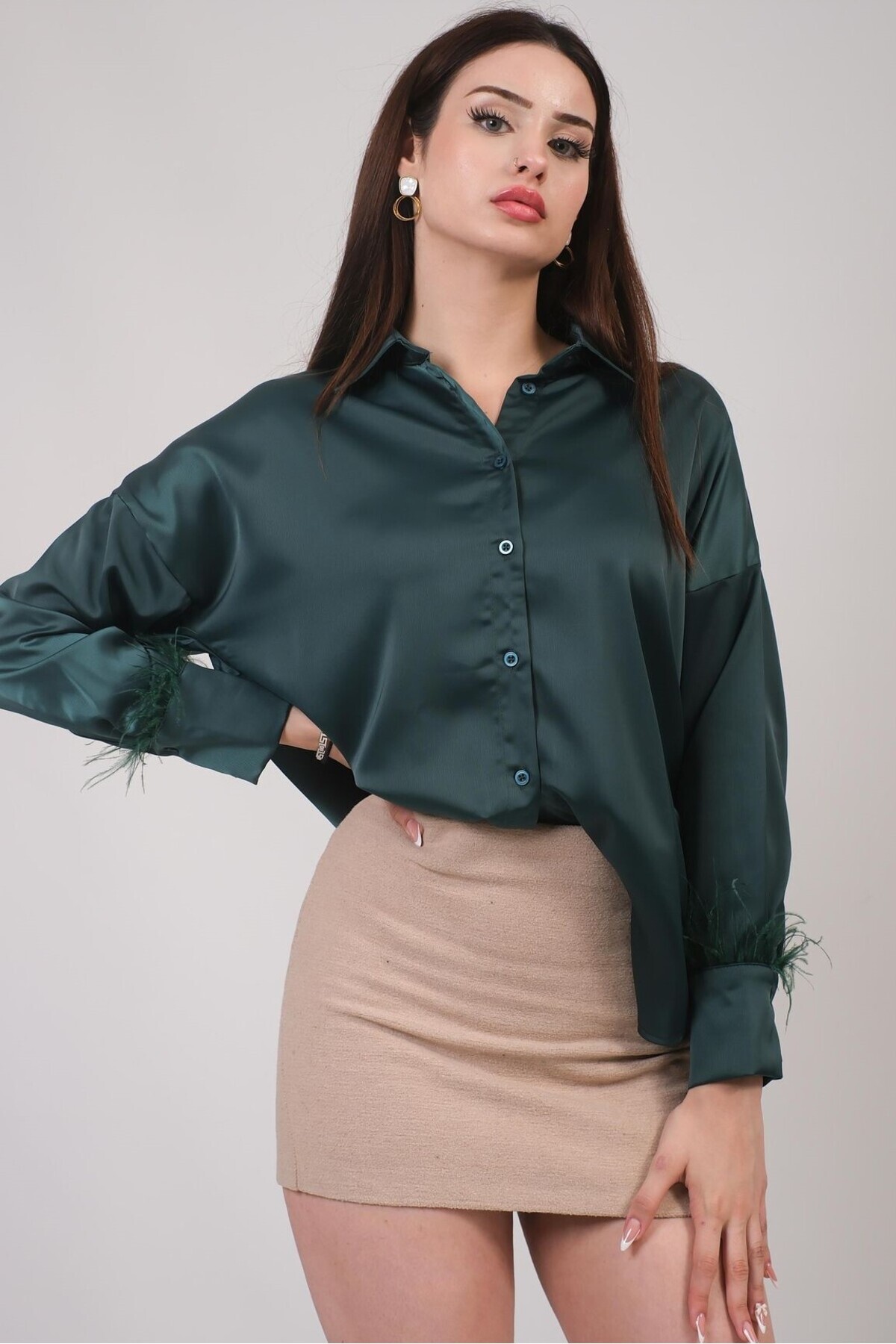 Oversize Model Kolu Tüy Detay Zümrüt Yeşili Saten Gömlek