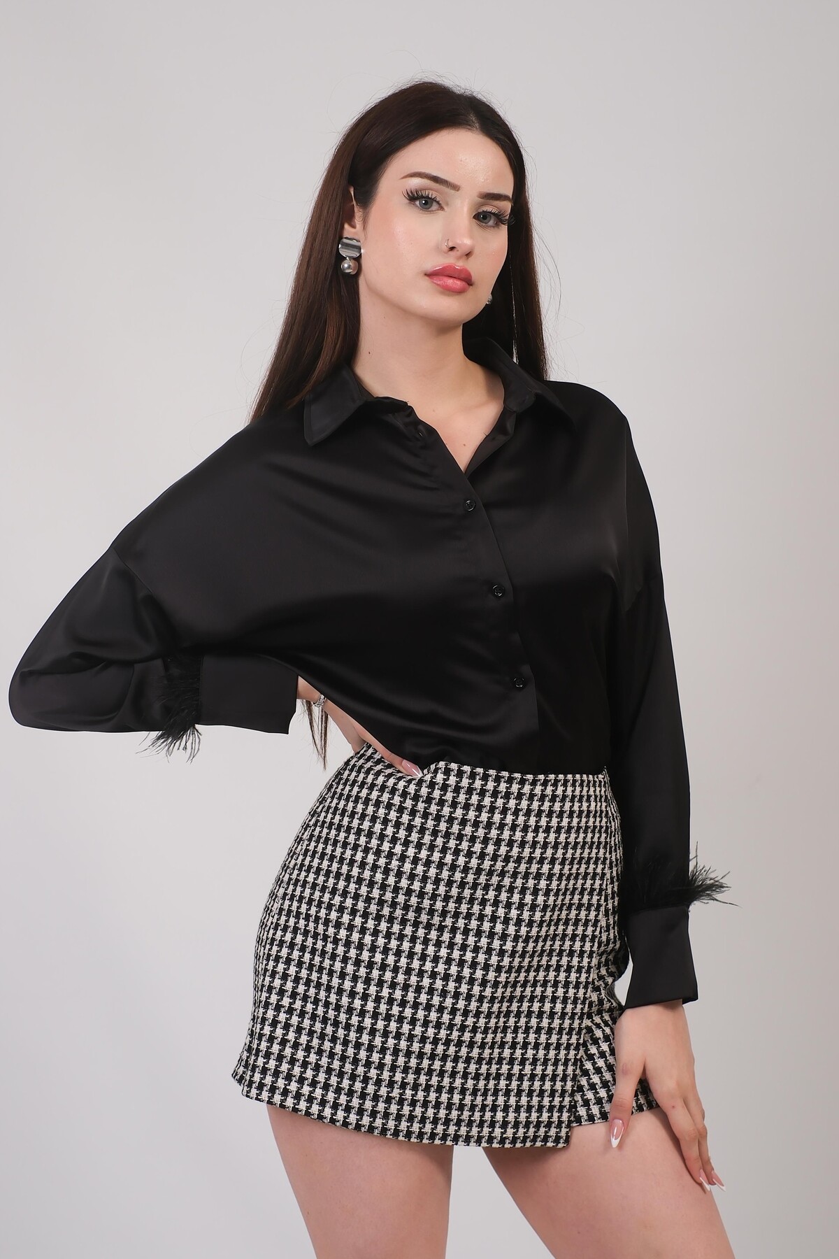 Oversize Model Kolu Tüy Detay Siyah Saten Gömlek