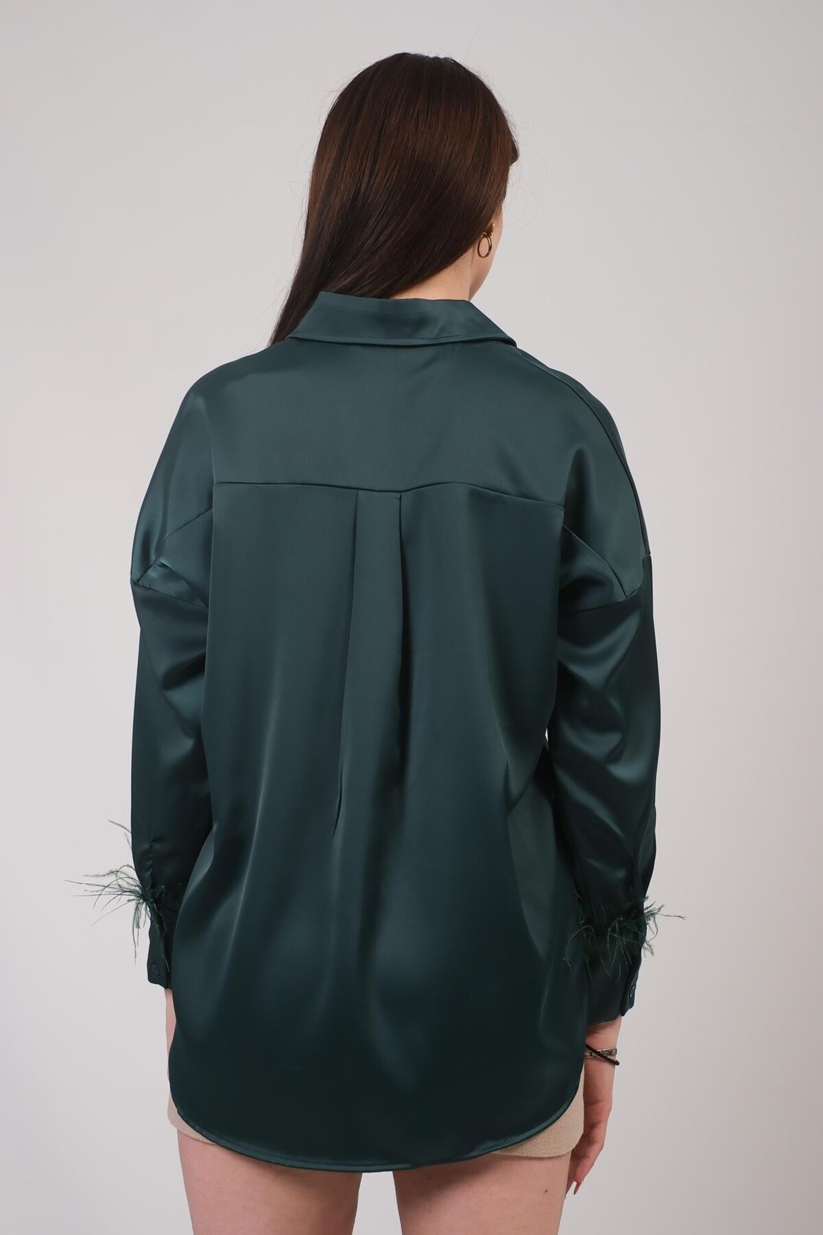 Oversize Model Kolu Tüy Detay Zümrüt Yeşili Saten Gömlek