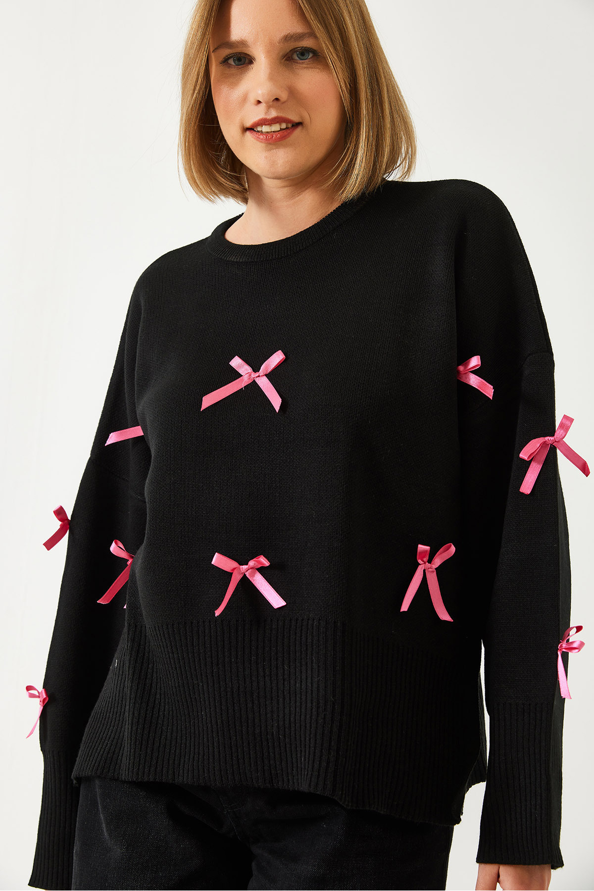 LUCCI Patterned Acrylic Crew Neck Sweater with Bow Detail 4