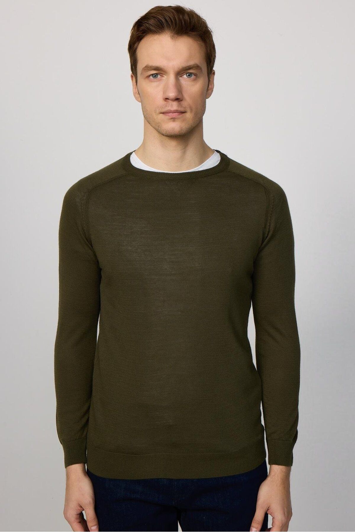 Tudors-Slim-Fit-Strickpullover aus einfarbiger Wolle in Khaki mit Rundhalsausschnitt für Herren 3