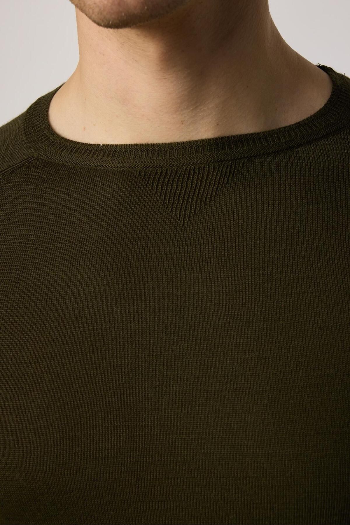 Tudors-Slim-Fit-Strickpullover aus einfarbiger Wolle in Khaki mit Rundhalsausschnitt für Herren 4