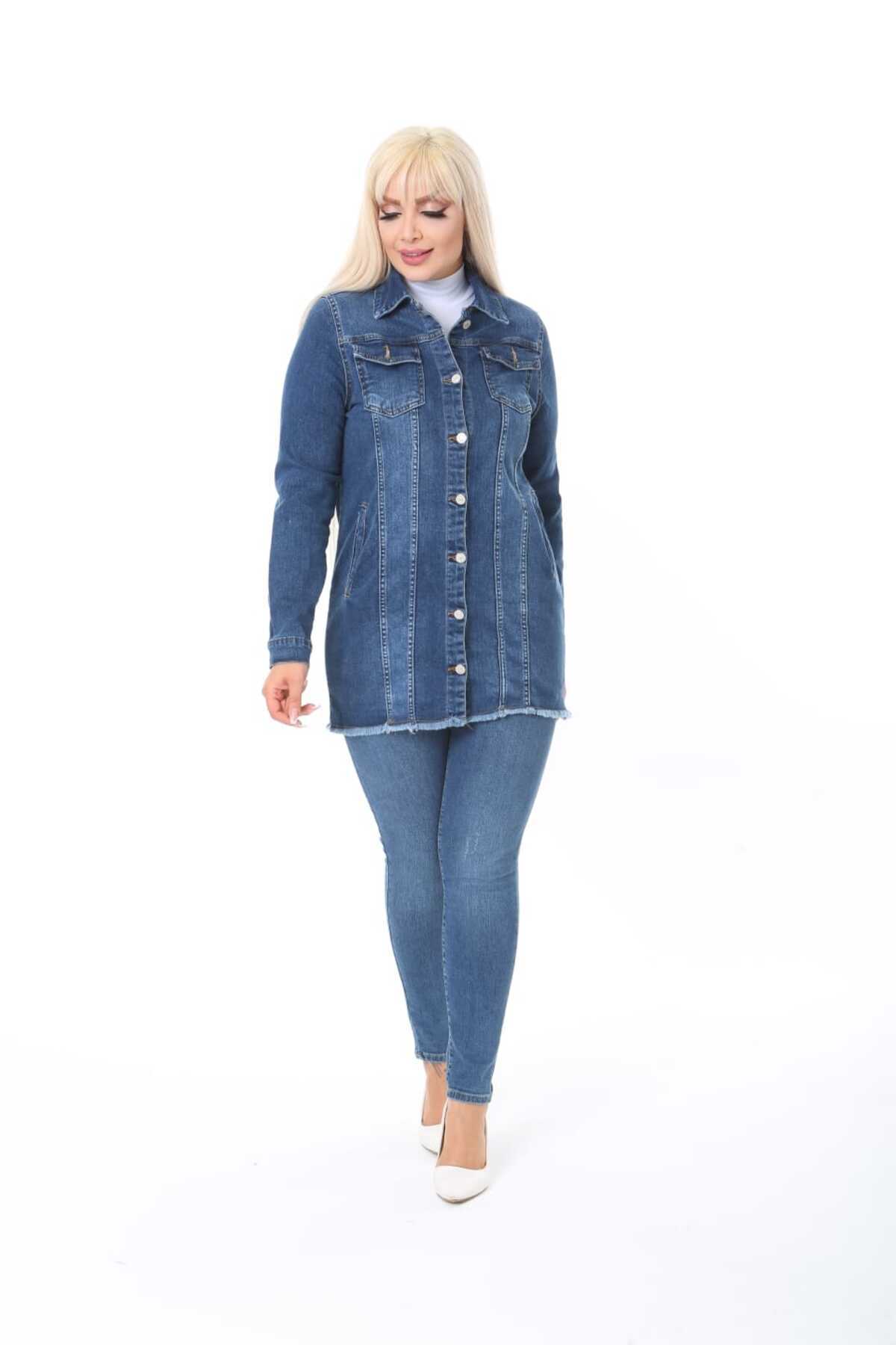 ASSO KADIN JEANS BÜYÜK BEDEN UZUN RAHAT KALIP ORTA MAVİ PÜSKÜLLÜ ESNEK KOT CEKET görsel 5