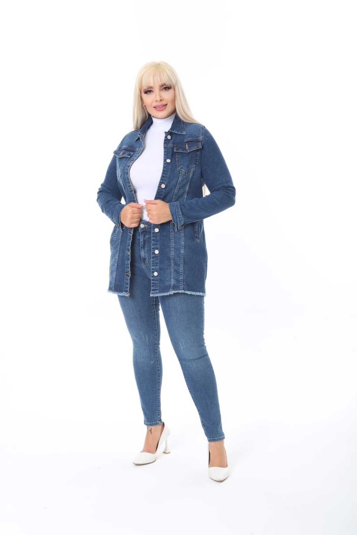 ASSO KADIN JEANS BÜYÜK BEDEN UZUN RAHAT KALIP ORTA MAVİ PÜSKÜLLÜ ESNEK KOT CEKET görsel 4