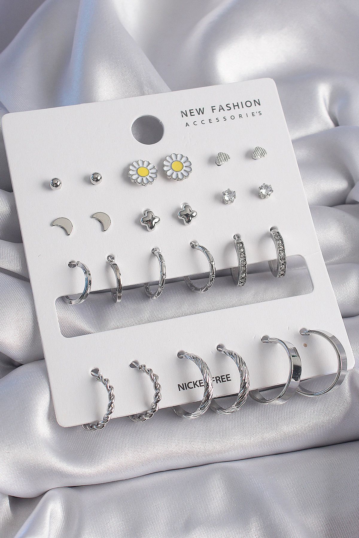 New Things Pirinç Gümüş Renk Papatya Detaylı 12 Çiftli Kadın Küpe Seti