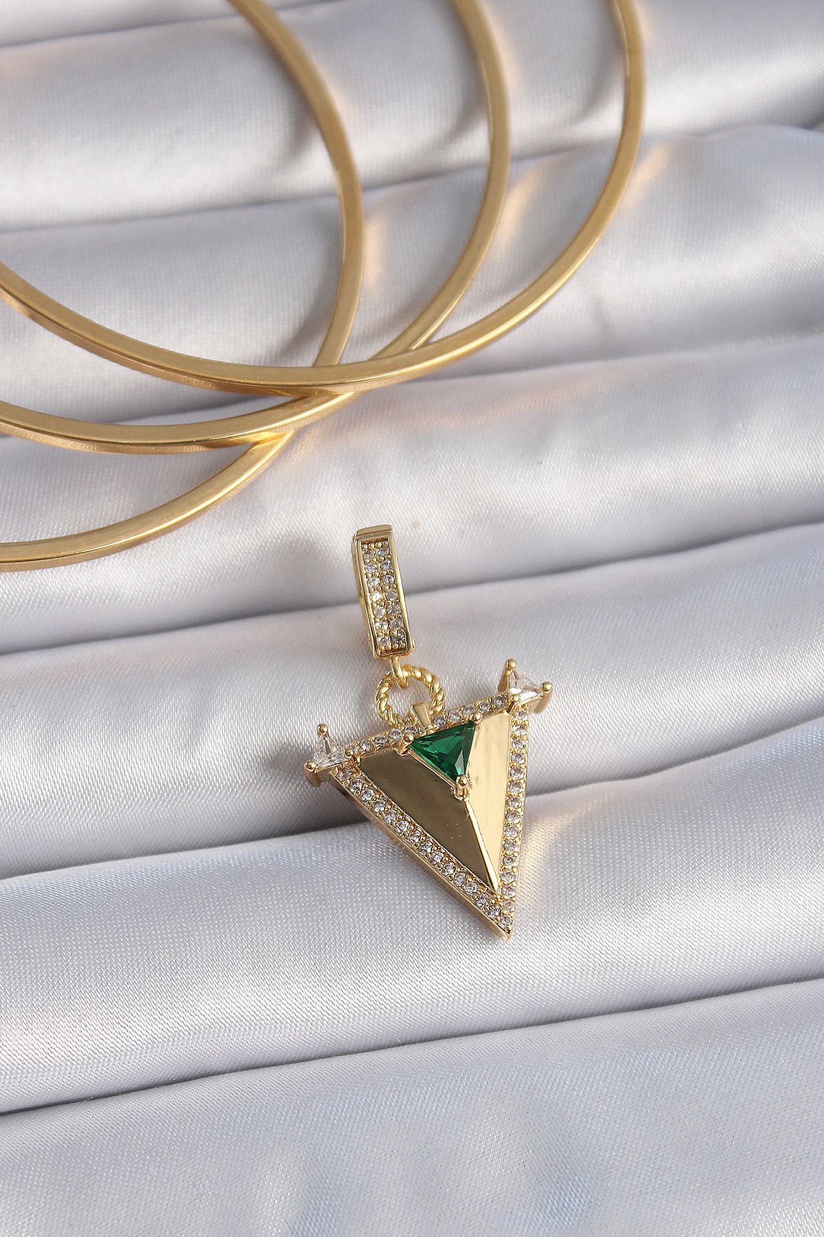 BirdoluSepet Pirinç Gold Renk Zirkon Taşlı 3D Üçgen Model Ajda Charm