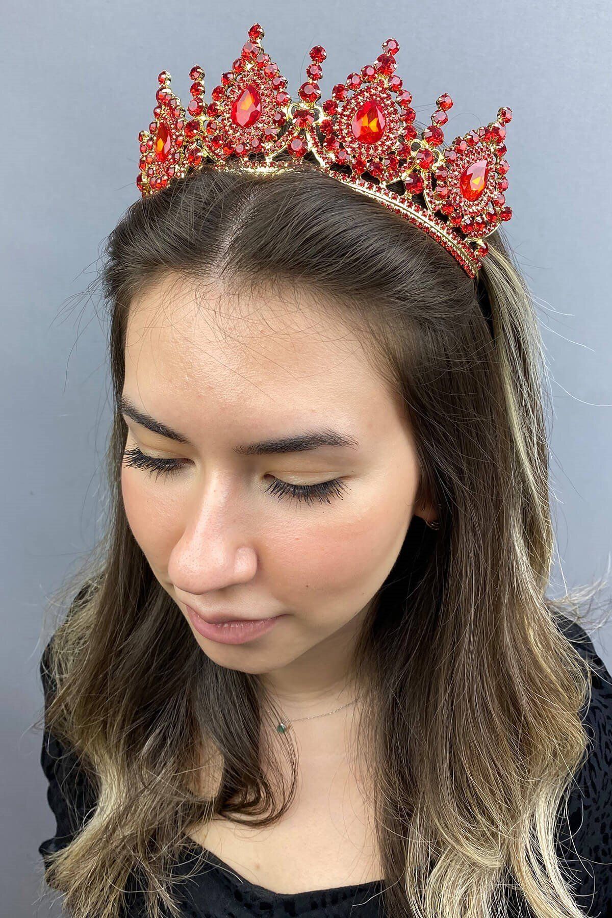 Limelia-Ahu Model Red Gold Bridal Crown 1