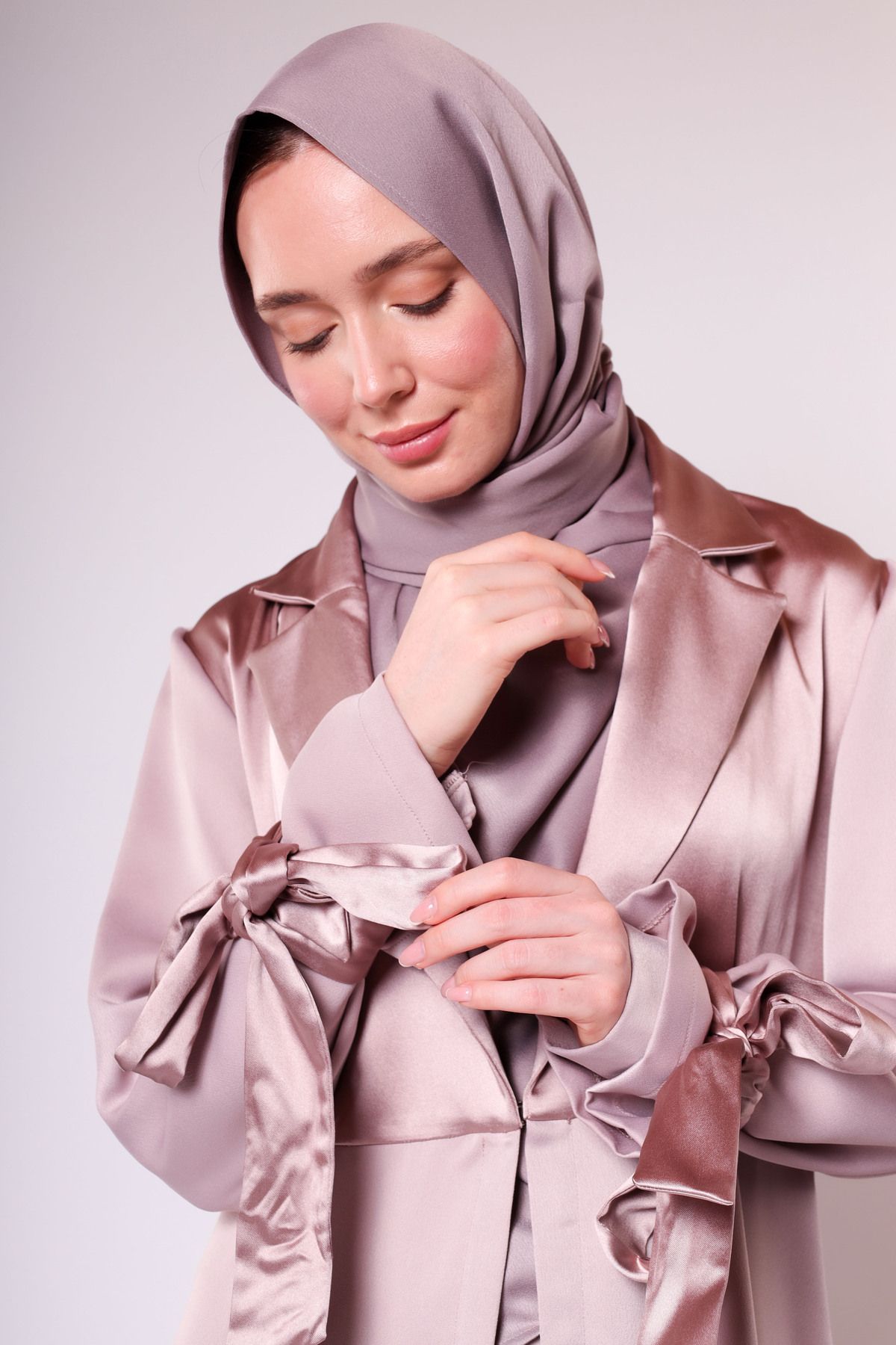 HARİKA WEAR-عباية عباية وردية عصرية وأنيقة 2