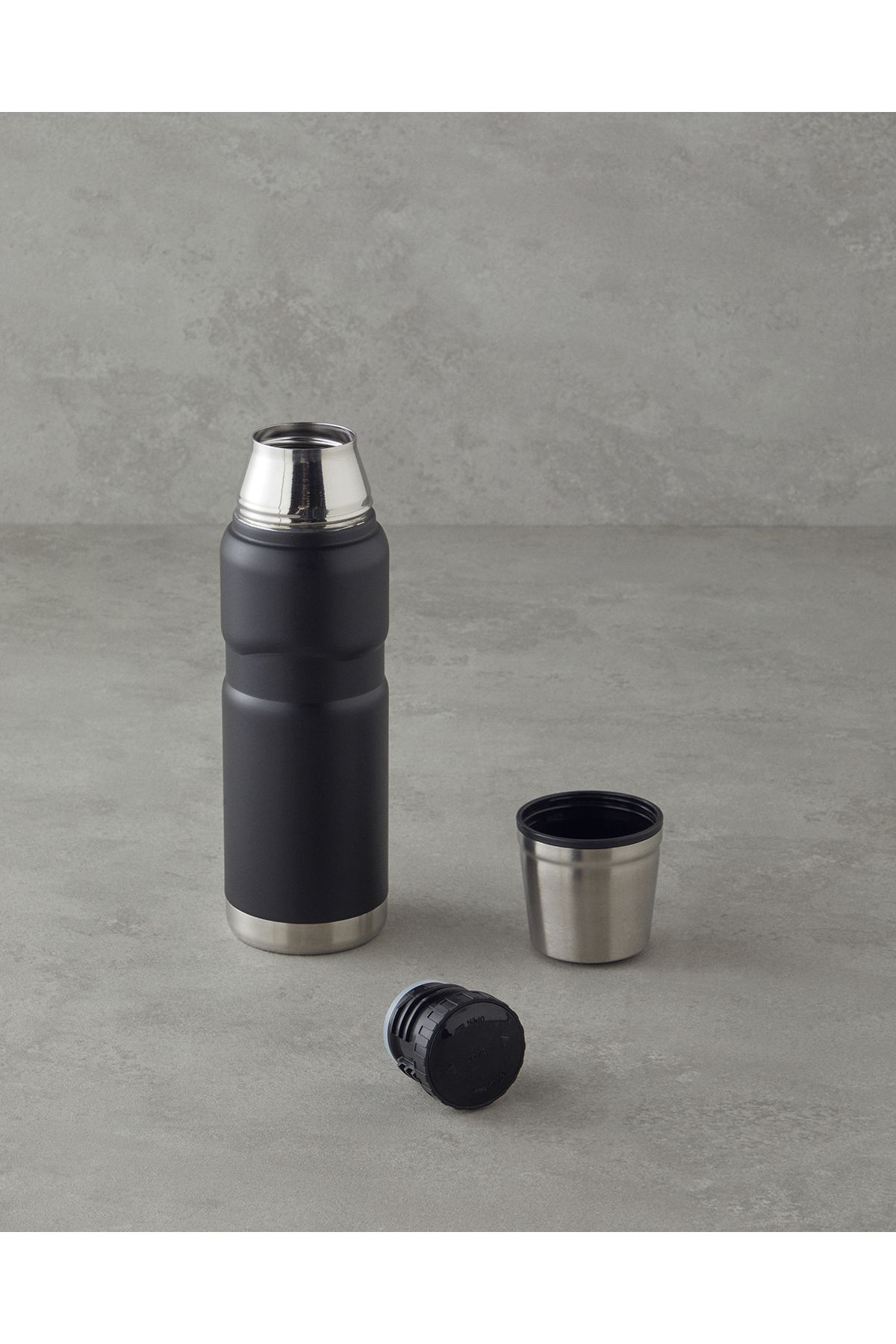 English Home-Black Heatlock Thermos - 500 ml with Steel Cup 2