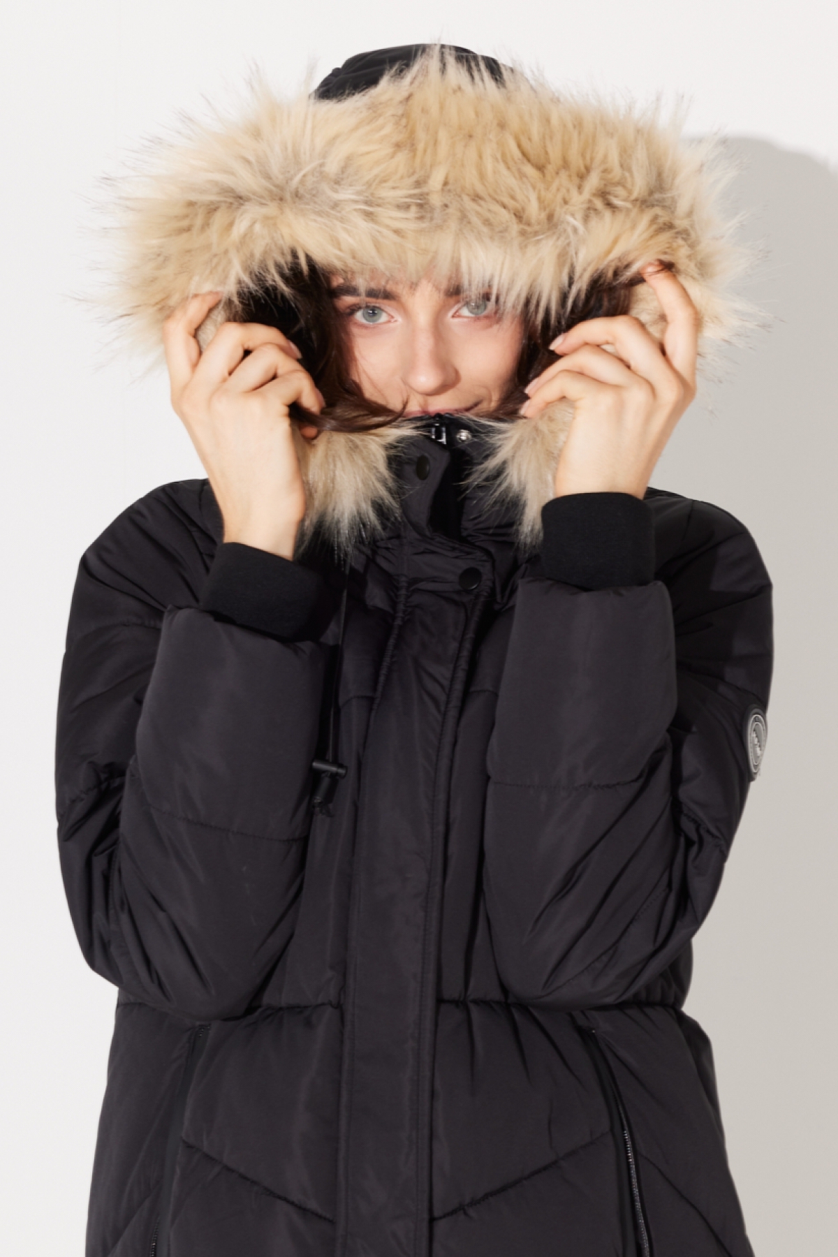 Lee  Regular Fit Normal Kesim Kapüşonlu Uzun Siyah Şişme Mont - Görsel 4