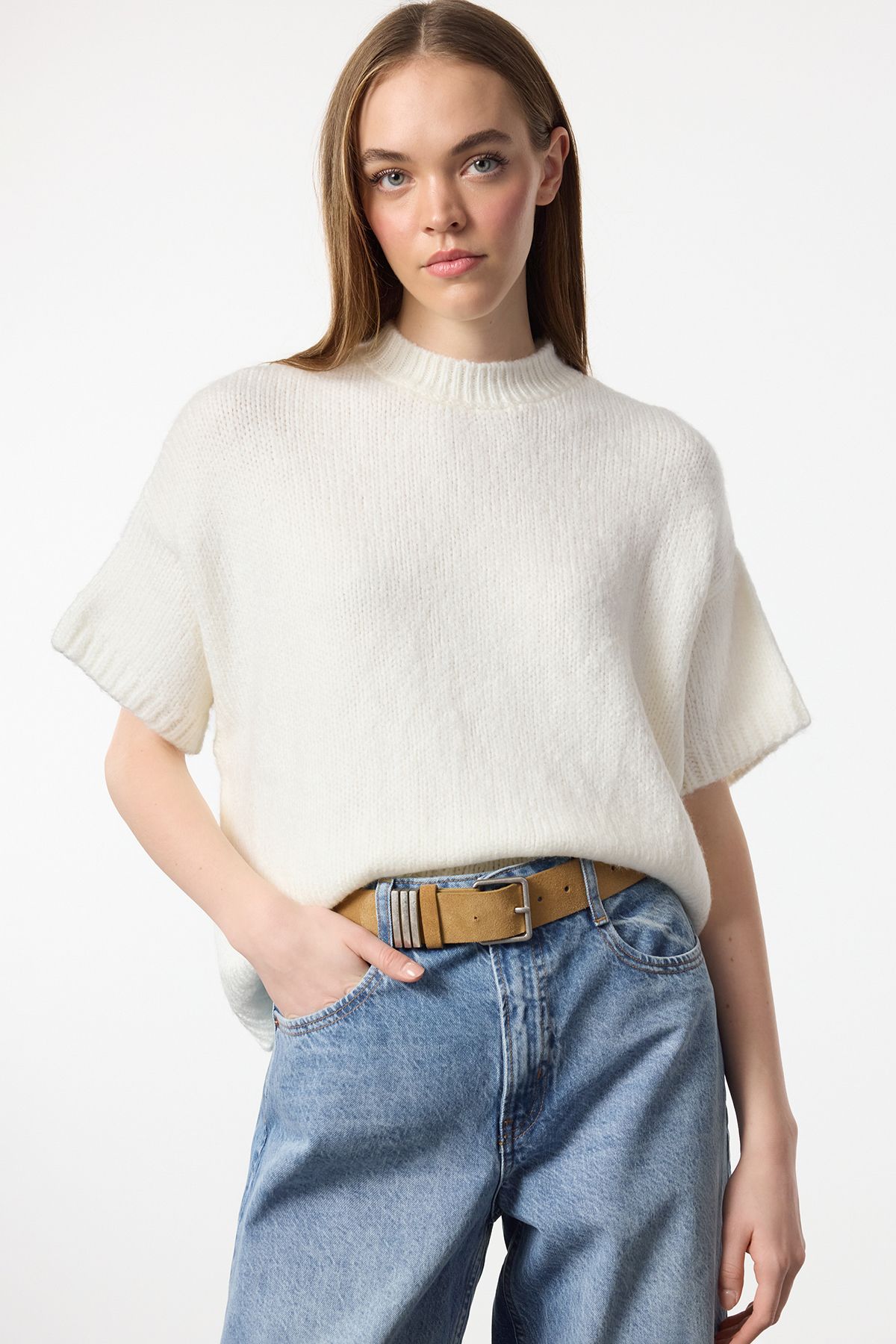 Trendyol Collection Ecru pletený svetr s jemnou texturou Wide Fit – Twoaw25Kz00021