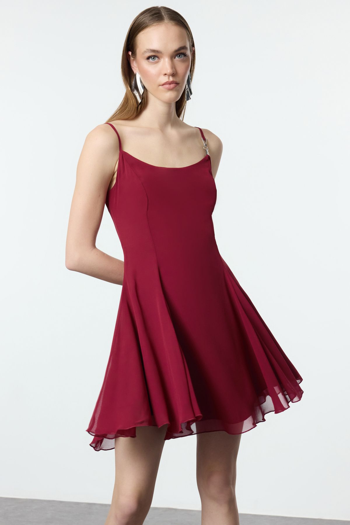 Kolekcia Trendyol-Bordové tkané šifónové šaty v áčkovej línii Krátke elegantné večerné šaty Večerné šaty na promócie TPRSS23EL00033 1