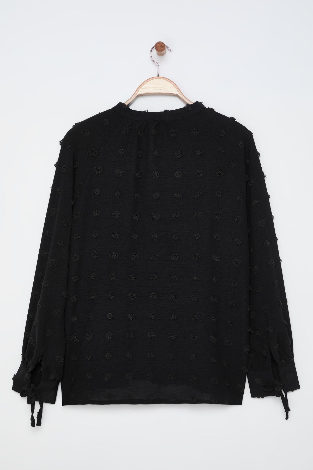 Trendyol Curve-Schwarze, gewebte Plus-Size-Bluse mit Puffärmeln TBBAW25AF00049 7