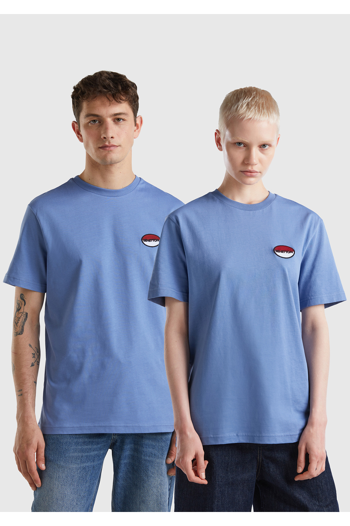 یونایتد کالرز آو بنتون تی‌شرت یقه گرد خلبانی آبی طرح‌دار یونی‌سکس با گلدوزی لوگوی بنتون