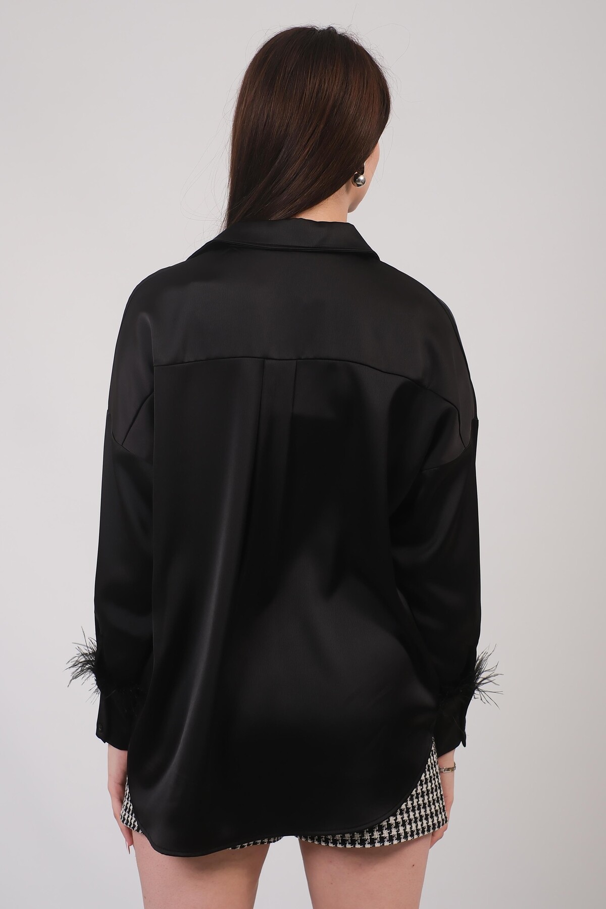 Oversize Model Kolu Tüy Detay Siyah Saten Gömlek
