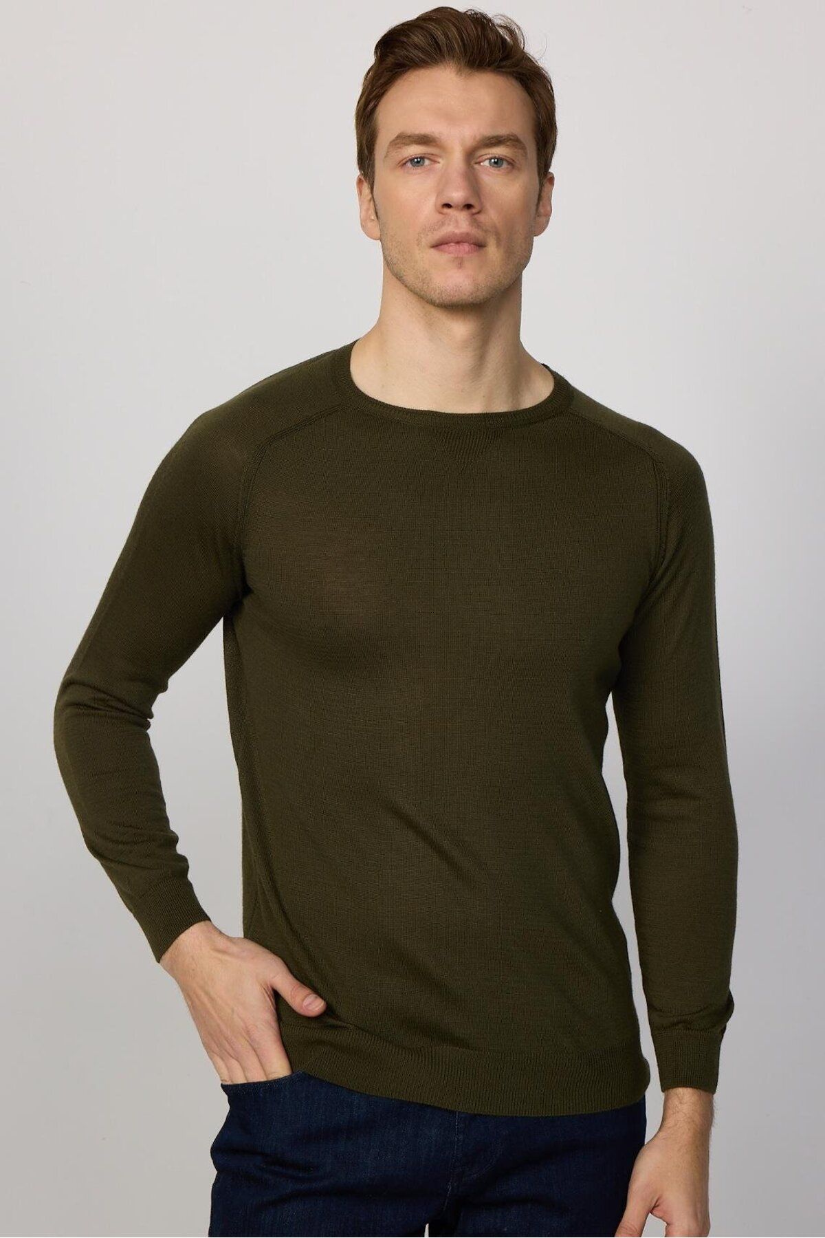 Tudors-Slim-Fit-Strickpullover aus einfarbiger Wolle in Khaki mit Rundhalsausschnitt für Herren 1