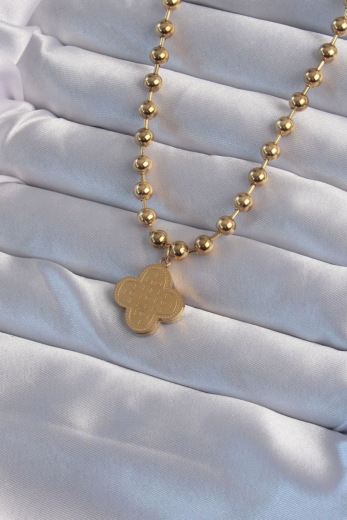 New Things 316L Çelik Top Zincirli Gold Renk İşlemeli Yonca Model Kolye