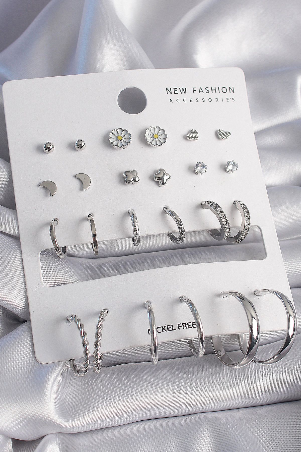 New Things Pirinç Gümüş Renk Papatya Detaylı 12 Çift Kadın Küpe Seti