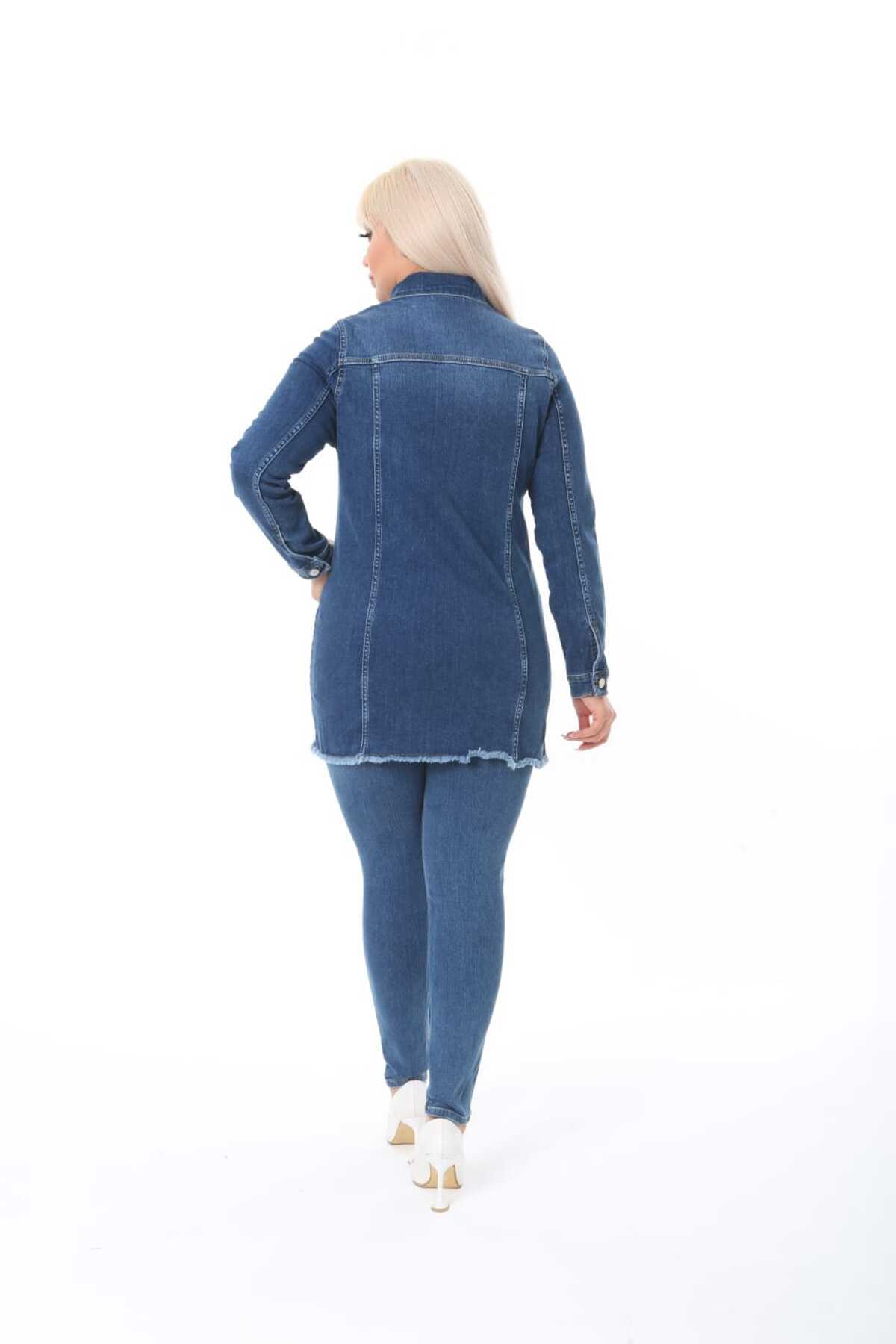 ASSO KADIN JEANS BÜYÜK BEDEN UZUN RAHAT KALIP ORTA MAVİ PÜSKÜLLÜ ESNEK KOT CEKET görsel 6