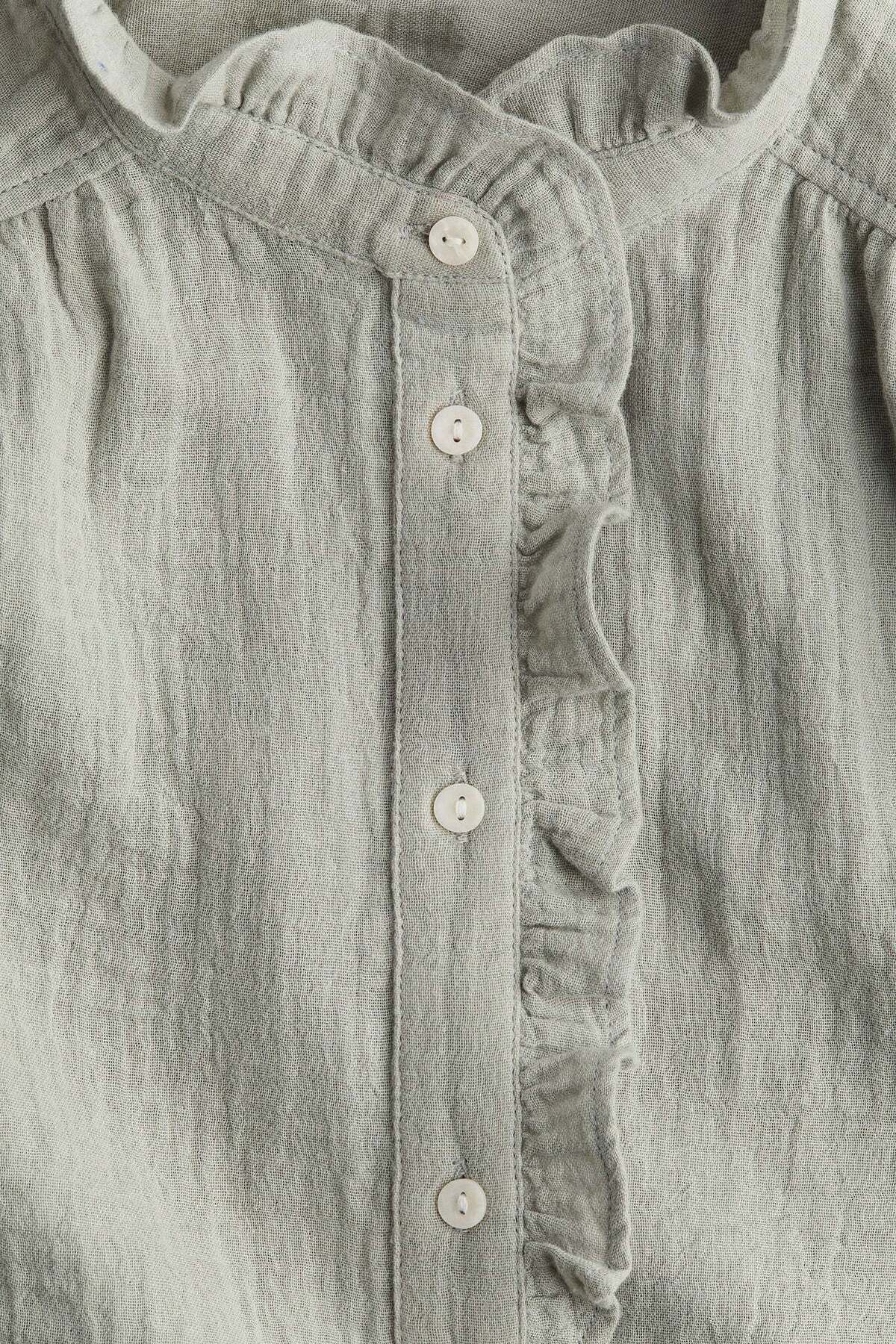 H&M-Flutter-sleeved muslin blouse 1