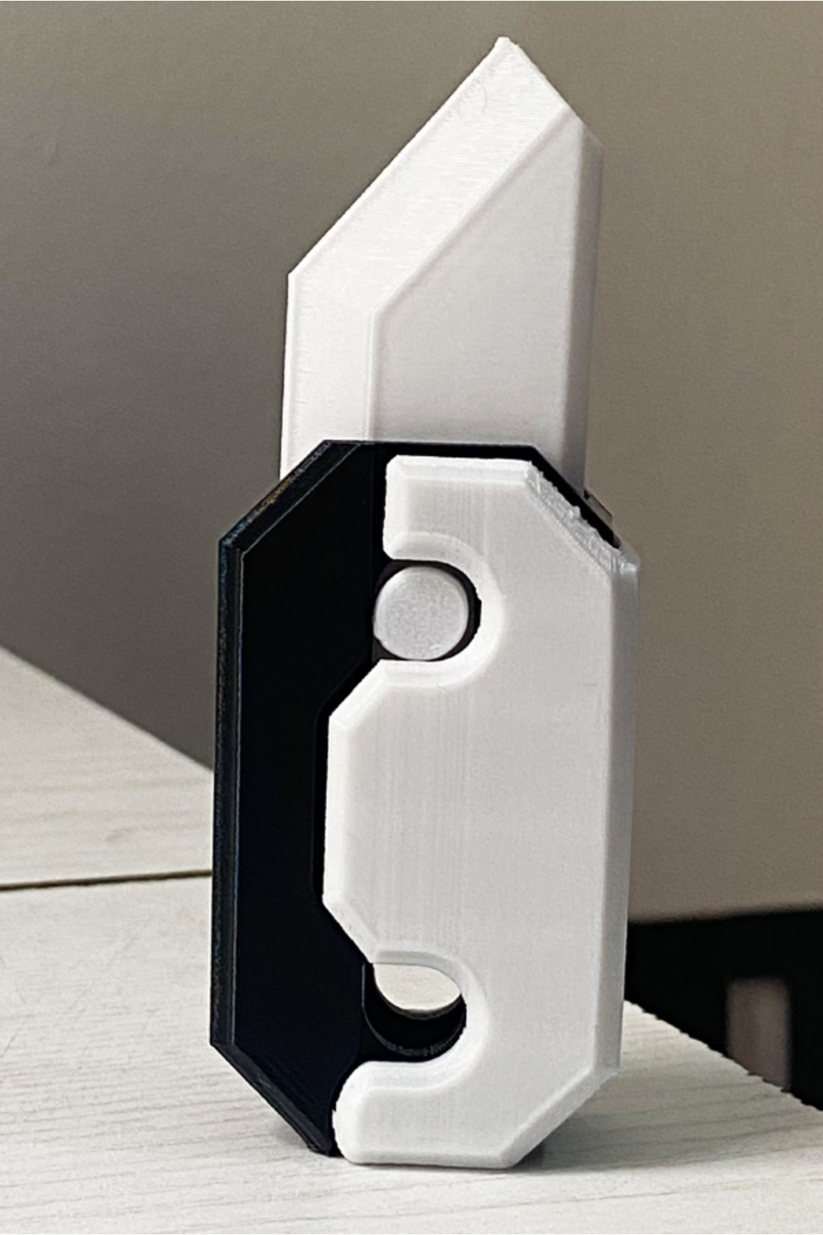 Emr Store Gravity Knife Siyah Beyaz Plastik Stres Bıçağı Oyuncak