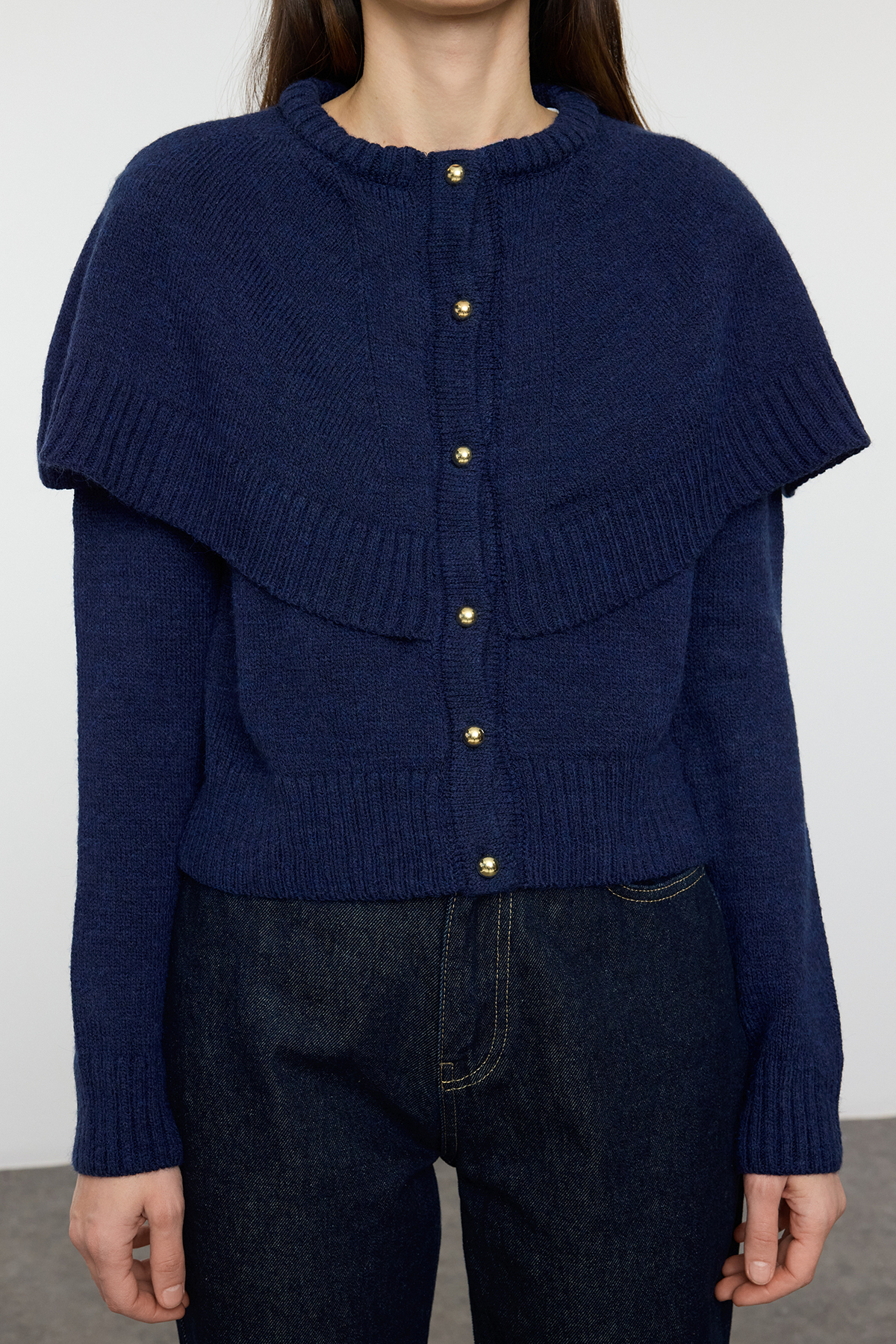 Trendyolmilla  Lacivert Düğmeli Kol Detaylı Bisiklet Yaka Triko Hırka TWOAW25HI00371 - Görsel 4