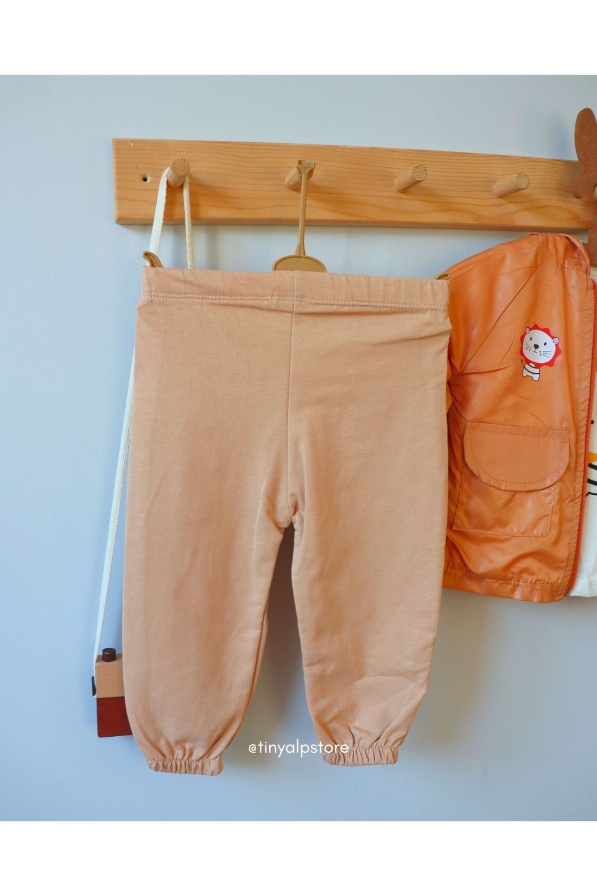 TinyAlp Bayramlık Aslan Desenli Kapşonlu Yağmurluk Ve Alt Üst Erkek Bebek 3'lü Takımı fotoğrafı 3 (önizleme)