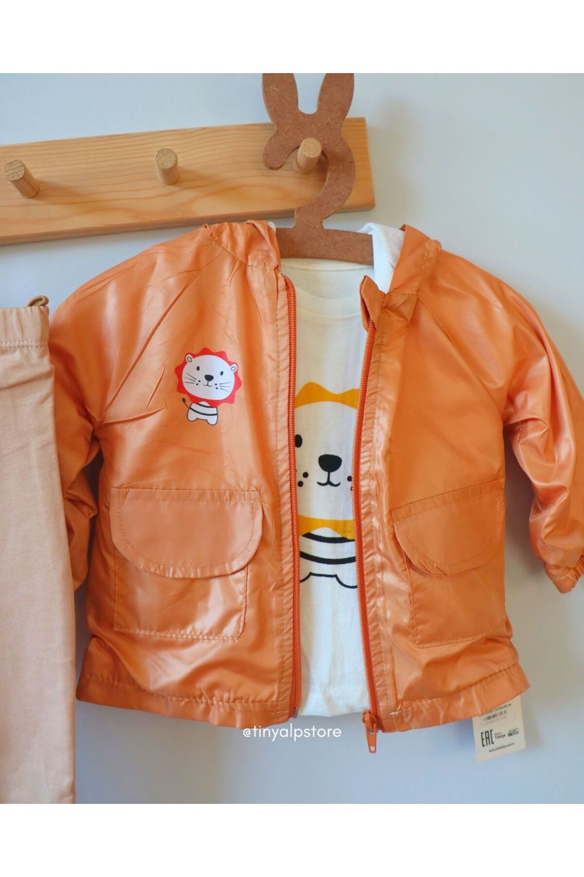 TinyAlp Bayramlık Aslan Desenli Kapşonlu Yağmurluk Ve Alt Üst Erkek Bebek 3'lü Takımı fotoğrafı 2 (önizleme)