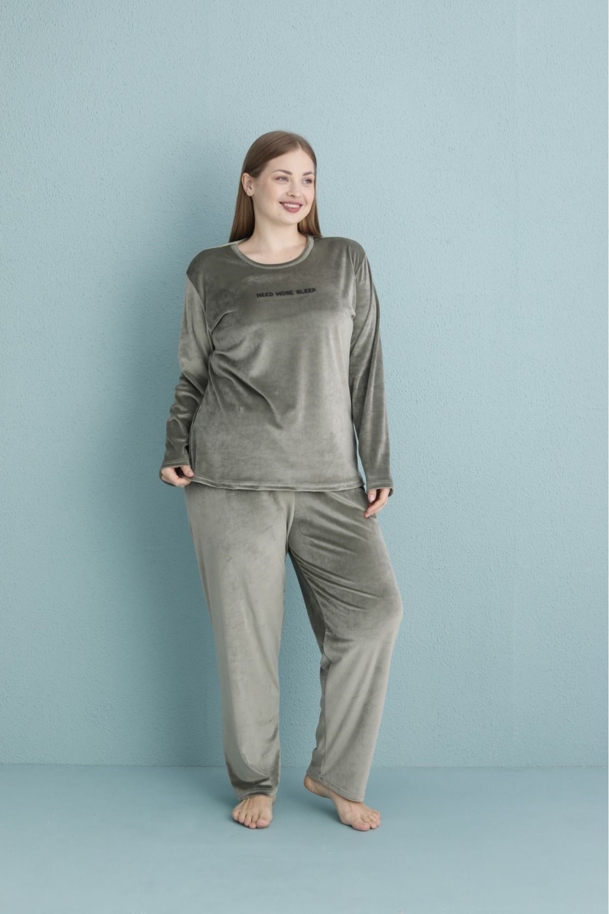 MEBA-Γυναικείο βελούδο Need More Sleep Text Printed Plus Size Σετ πιτζάμες 3