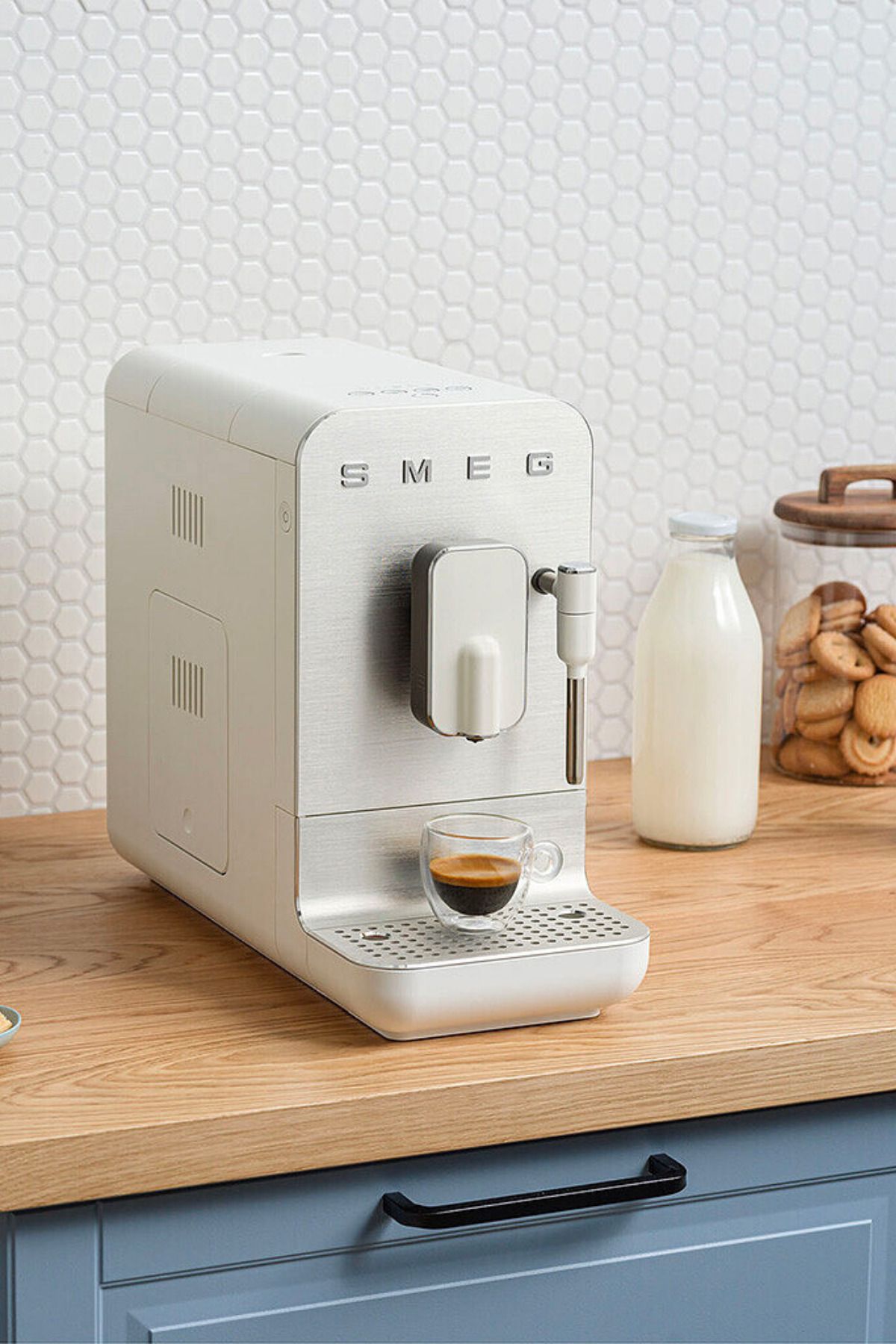 SMEG Mat Beyaz Espresso Otomatik Kahve Makinesi