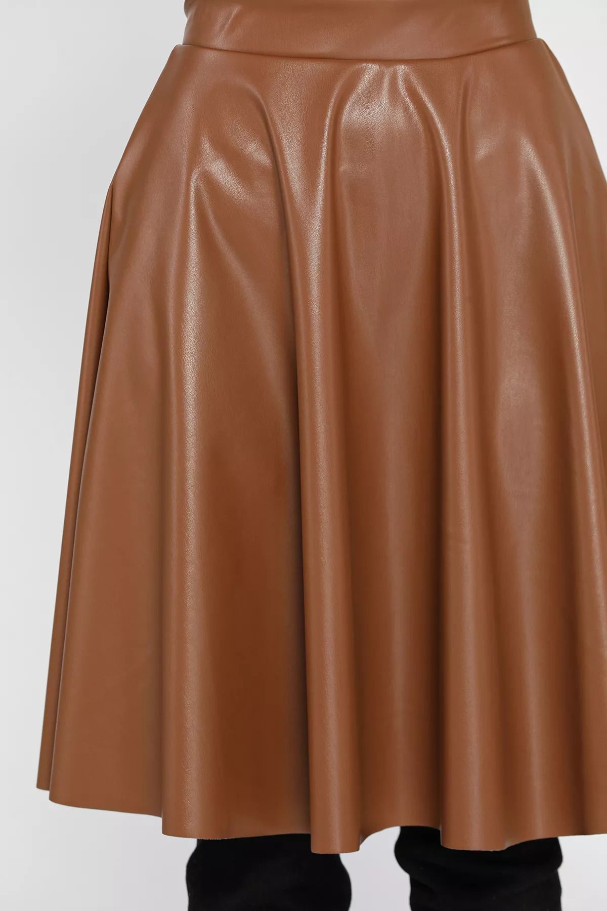 GÜLSELİ-Tan Faux Leather Short Flared Skirt 4