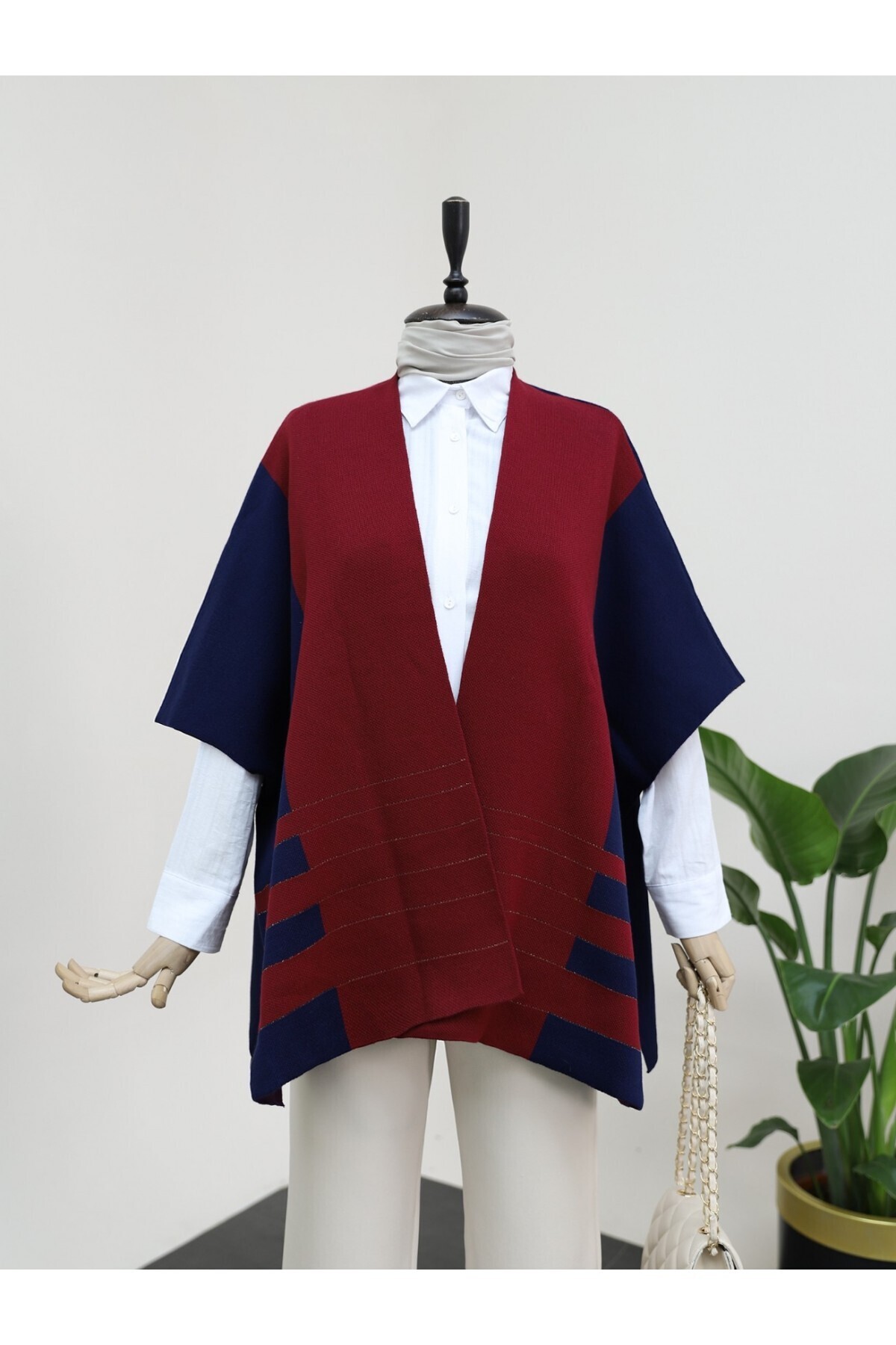 Modamorfo-Strick-Poncho mit kurzen Ärmeln und Seitenschlitzen – dunkel 2