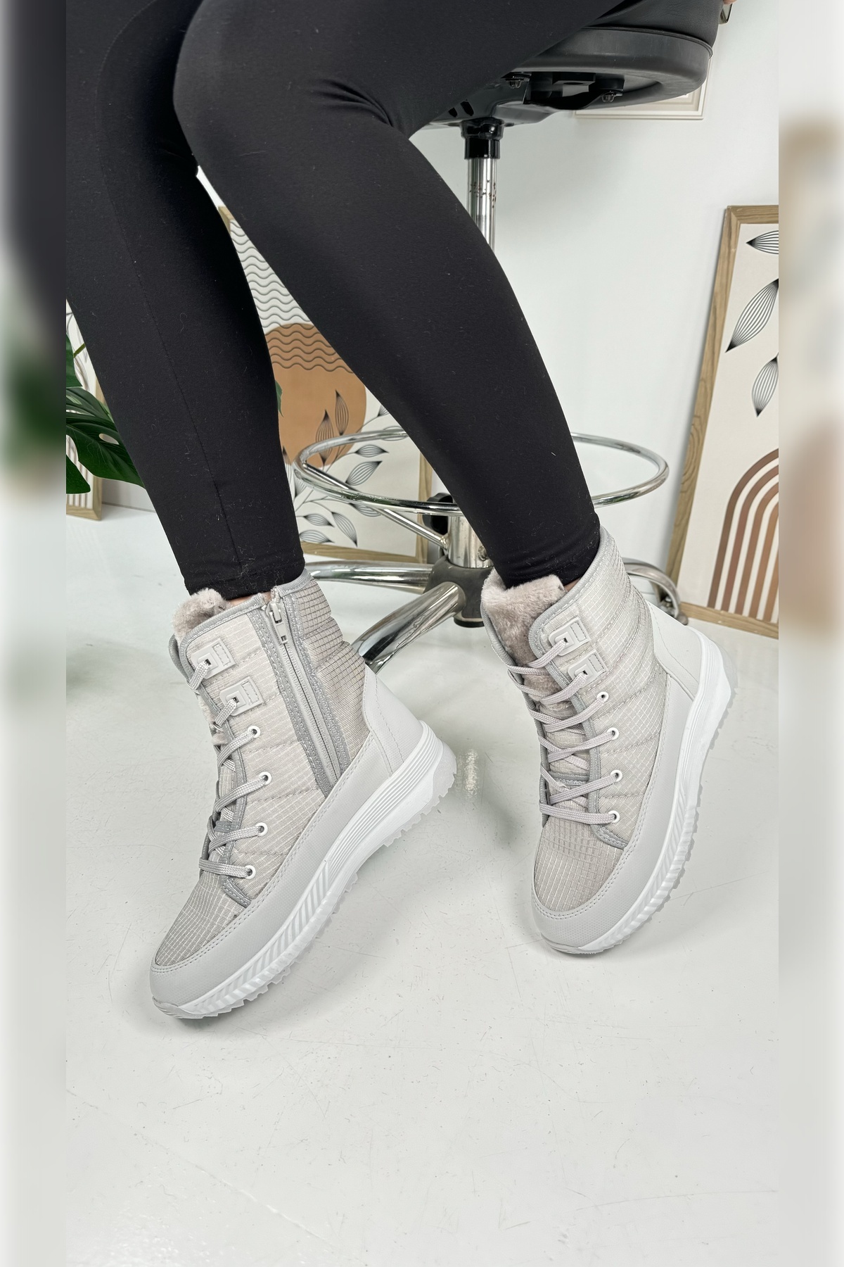 نیم بوت برفی خاکستری یخی، کفش‌های بدون لغزش، زیپ‌دار، خزدار، و بنددار، مناسب برای هر دو جنس، غیررسمی