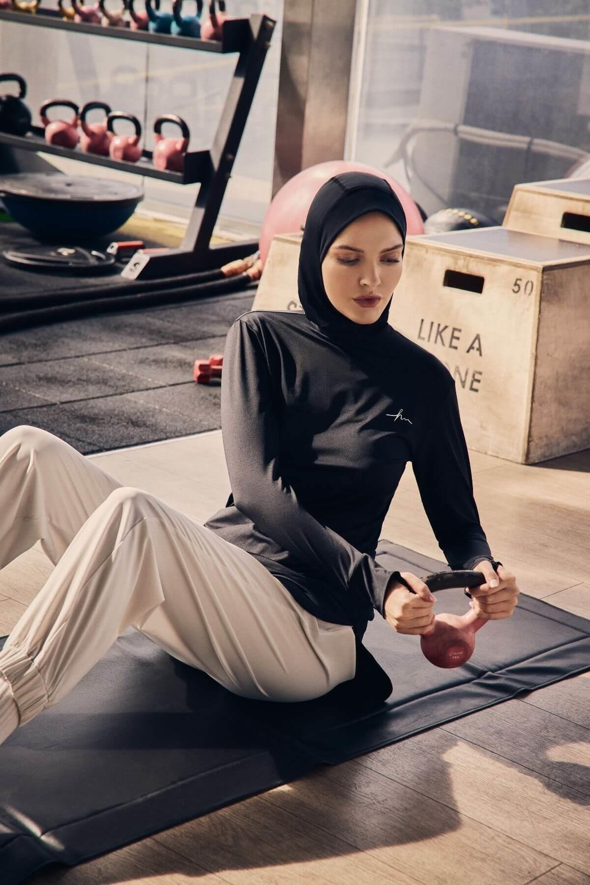 تي شيرت تدريب حجاب أسود بأكمام طويلة ورقبة دائرية...