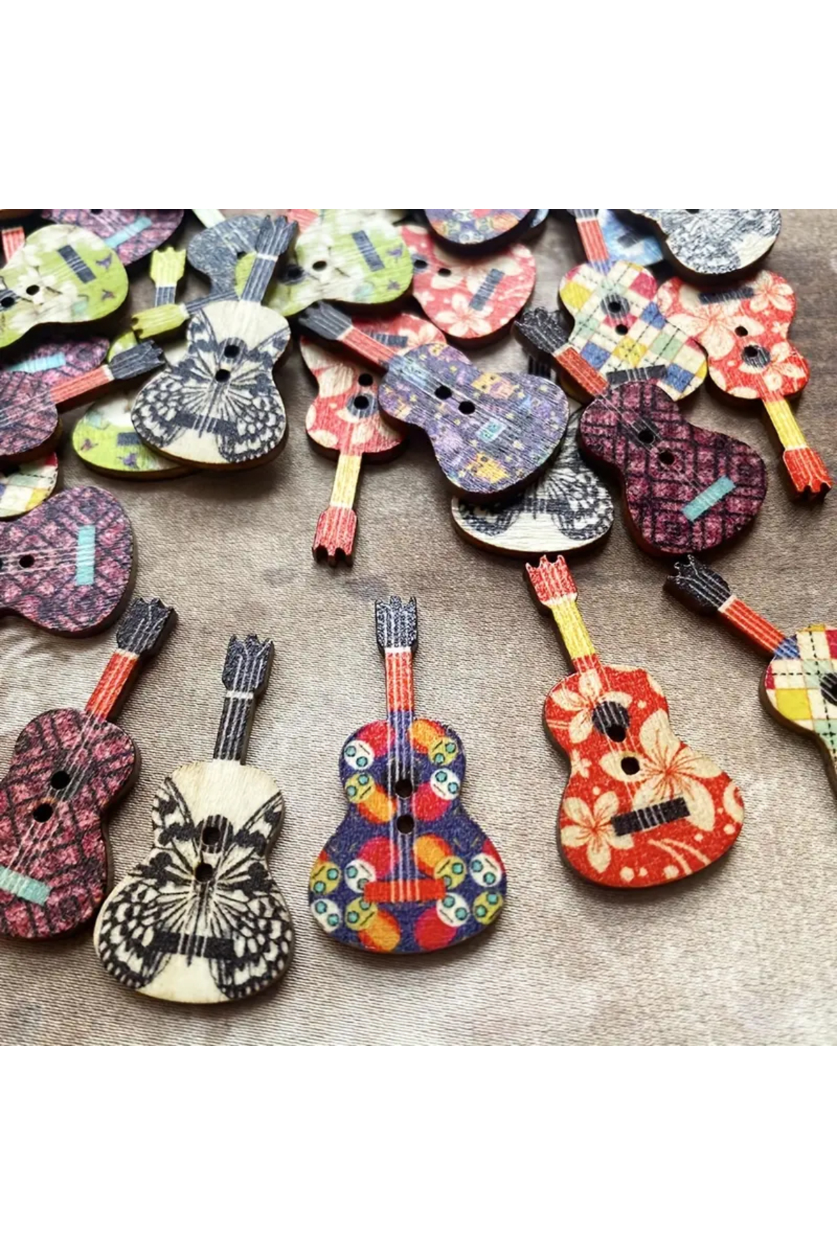 Müzik Tutkunları İçin  Renkli Gitar Desenli Ahşap Düğme Seti 20 Adet 3