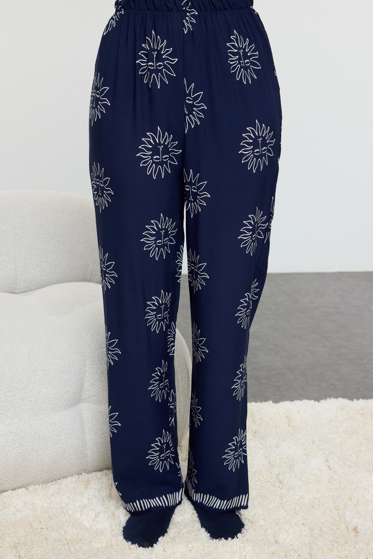 Trendyolmilla  Lacivert Güneş Desenli Viskon Dokuma Pijama Takımı THMAW25PT00034 - Görsel 3