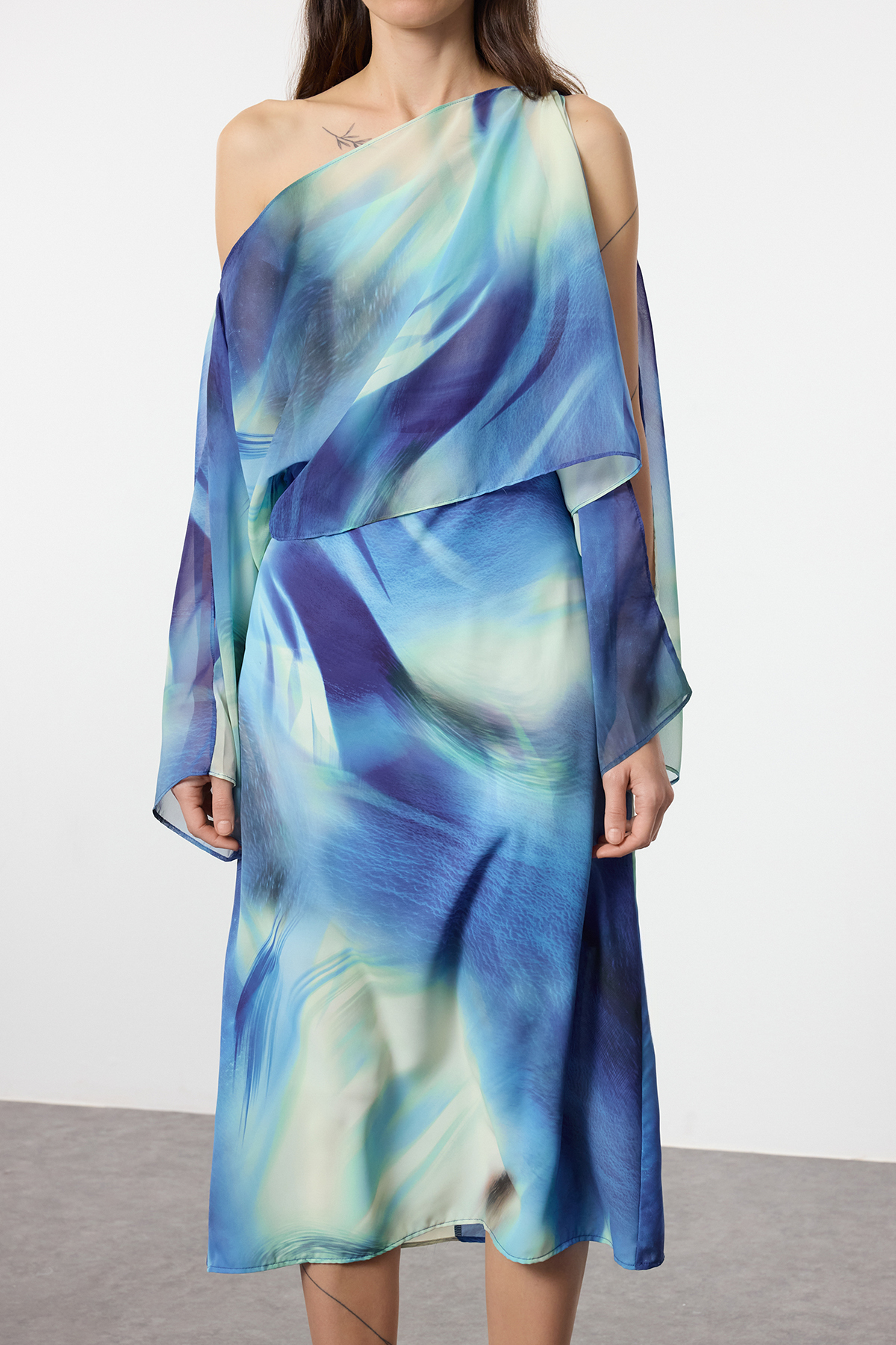 Trendyolmilla  Mavi Soyut Desenli Düz Kesim Pelerin Detaylı Maxi Astarlı Şifon Dokuma Elbise TWOSS25EL00014 - Görsel 3