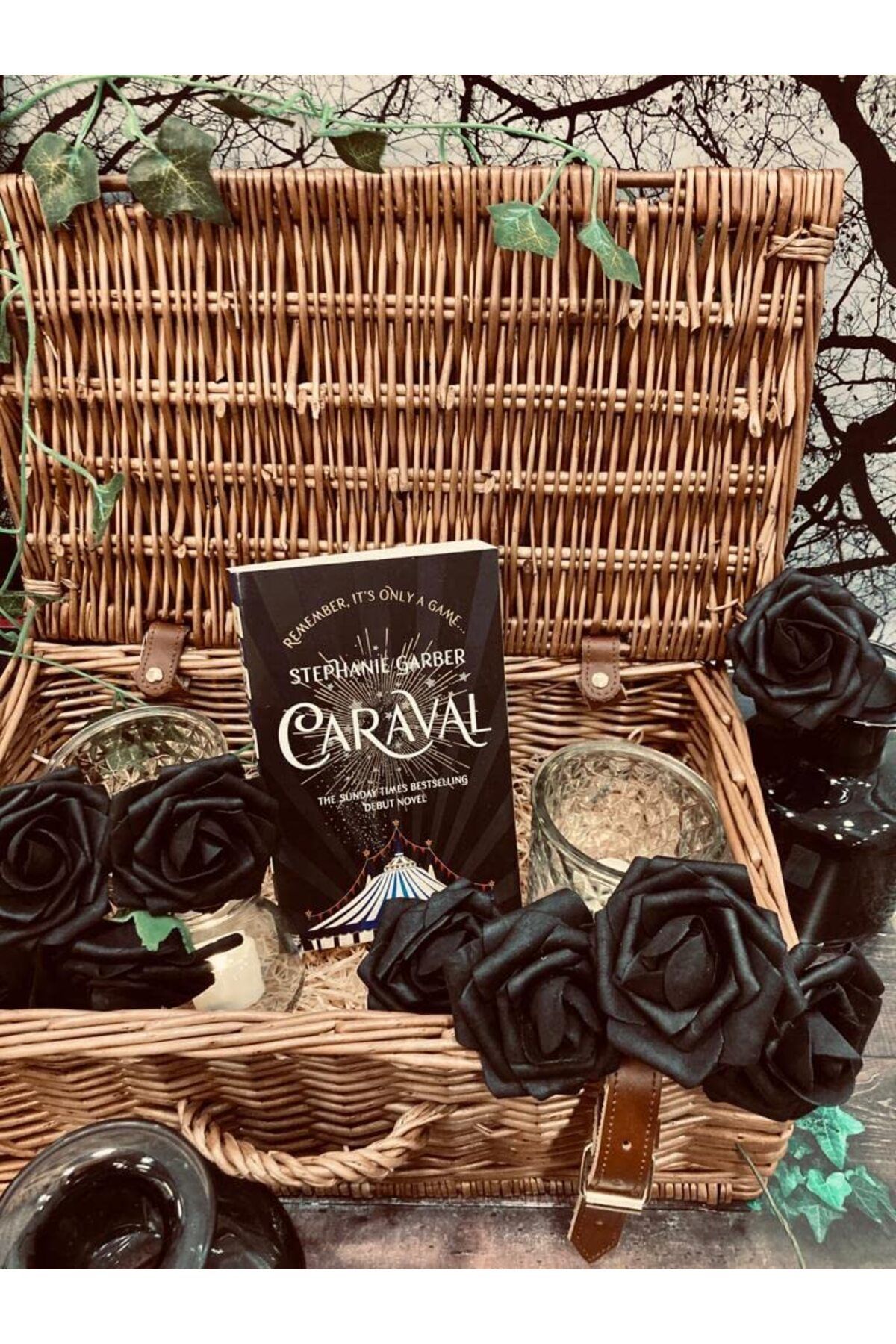 Penguin Books-Caraval: Book 1 - Stephanie Garber's Mesmerising Sunday Times Bestsells 2