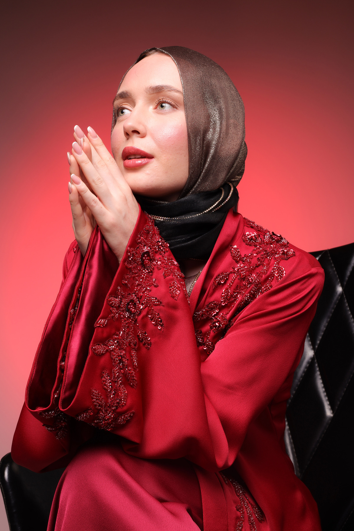 HARİKA WEAR-عباية هينا نايت الخاصة باللون الأحمر المطرزة - موديل أنيق فاخر 4